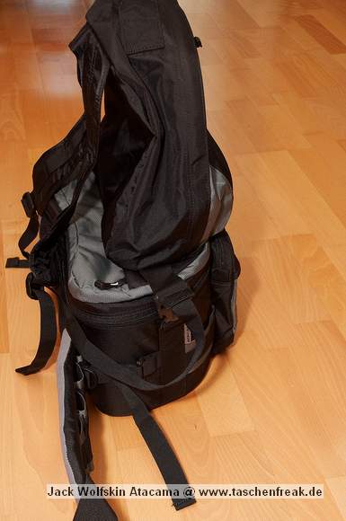 Foto von Jrg Langer\n\nKommentar des Nutzers:\n\nDer oben aufgesetzte Rucksackteil oder auch Daypack genannt ist sehr weich aber hat dennoch ein sehr bequemes Tragegeschirr das auch bei voller Beladung noch angenehm zu tragen ist. Es wird mit 2 Klack Verschlssen mit dem unteren Teil - dem Fotoabteil verbunden und lsst sich in Sekunenschnelle lsen.