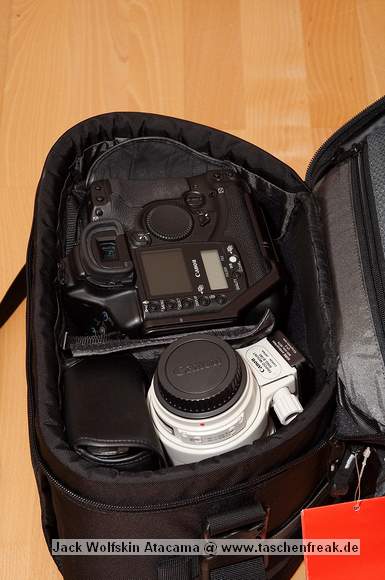Foto von Jrg Langer\n\nKommentar des Nutzers:\n\nNach etlichen Versuchen habe cih auch die passende Inneneinteilung gefunden um in das innere der Tasche folgende Ausrstungsgegenstnde hineinzubekommen.\n\nInhalt des Innenfachs:\nCanon 1D mit L Winkel von RRS und angesetztem Canon 24-105 L IS mit umgedrehter Geli\nCanon 100-400 L IS mit Stativschelle und Schnellwechselplatte\nCanon 580EX Blitzgert\nSigma 12-24\nCanon 35 2,0 mit Geli\nCanon 85 1,8 mit Geli\nTamrac Batterietasche mit 8x AA Zellen