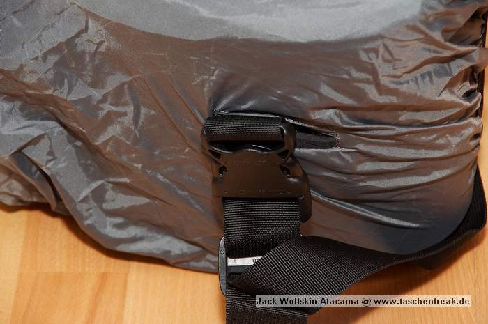 Foto von J�rg Langer\n\nKommentar des Nutzers:\n\nDie wirklich gelungene Regenschutzh�lle hier im genutzten Zustand. Der Gurt kann durch fest umfasste �ffnungen gezoigen werden und somit bleibt die Tasche voll nutzbar als Umh�netasche oder auch als Unterteil wenn der Rucksackpart oben drangeklipst wird. Eine sehr sinnvolle L�sung.