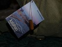 KALAHARI K-11\n\nFoto und Text von Daniel Schlueter - VIELEN DANK!\n\nKommentar:\n\nHallo\n\nanbei ein paar Bilder der Kalahari K-11, dem kleineren Bruder der K-12\n\nDas Hauptfach kann man entweder mit einem Doppelreissverschluss zumachen oder wenn es schnell gehen muss per berwurfdeckel und Klettverschluss verschlossen werden. Die Tasche besitzt  Auentaschen fr zubehr wie Akku, Filter oder Ladegerte, eine flache Rcktasche fr Papierkram und ein Netzfach beim Deckel. Der Umhngegurt ist verstellbar, die Schulterpolsterung abnehmbar. Zudem gibt es einen kurzen Handtragegurt. Deckelverschluss erfolgt ber 2 Metallkarabiner.\n\nBild 1:\n\nDie Vorderseite der Tasche. Hier sieht man schn die Metallkarabiner zum Verschluss\n\nBild 2:\n\nSiehe Bild 1...etwas heller ausgeleuchtet\n\nBild 3:\n\nInnenansicht der Tasche. Es gibt sehr viele kleine 'Einlegebden' mit denen das Hauptfach weiter unterteilt werden kann. Aus Grnden der Flexibilitt habe ich bereits hier die Hlfte der Fcher (Klettverschluss) entfernt. \n\nBild 4:\n\nDas hochwichtige Tigerauge das jeder Tasche beiliegt: Zitat: Schon bei den Arabern und alten Griechen beliebt, schtzte man sich spter im Mittelalter druch das Tragen eines Tigerauges gegen den 'bsen Blick' und gegen verwnschungen. Als Heilstein soll es den eigenen Blick schrfen und zu Kreativitt verhelfen.\n\nBild 5:\n\nDer gut gepolsterter Tragegurt. Was aussieht wie ein Materialfehler ist in Wirklichkeit der Klettverschluss. Ich sehe allerdings keinen grund diese Polsterung abnehmen zu wollen.\n\nBild 6:\n\nInnenleben. Die hier abgebildete Kamera ist nicht die, fr die ich die Tasch gekauft habe. Zu sehen ist hier die grere E-330 (nutze die E-520) mit dem wuchtigen 14-54mm Objektiv. Darber liegt eine Sonnenblende und links im Bild ein 35mm Makroobjektiv und ein 40-150mm Zoom-Objektiv.\nVorne finden USB Kabel sowie Ladegert Platz. Wer geschickt packt, bekme auch ein kleines Tisch-Stativ mit untergrbracht.\n\nich wnsche viel Spass beim Einstellen und bin sehr dankbar, dass es eure Seite gibt.!\n\nmfg Daniel Schlter