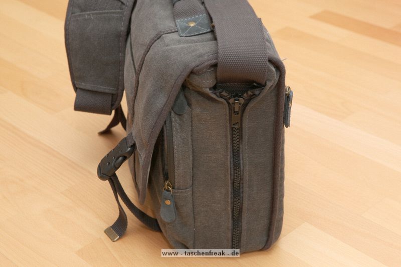 KALAHARI KAPAGO K-35\n\nFoto und Text von Andreas Jrg - VIELEN DANK!\n\nKommentar:\n\nHallo\n\nHier ist meine Tasche (bitte anonym!):\n\nKalahari Kapako K-35\n\nEine kleinere unauffllige Schultertasche fr eine Kamera mit 2-3 Objektiven, Blitz und Zubehr. Die Tasche hat einen umlaufenden Reisverschluss, um sie zu verbreitern (Bild 8). Dazu ist ein breiteres Einsatzteil erhltlich.\n\nDie Verarbeitung ist sehr gut. Die Innenteiler sind steif und sind auch zum Absttzen der Kamera geeignet. Sehr guter, gepolsterter Umhngegurt.\n\nInhalt der Tasche: Canon Kamera mit 100/2.8 IS mit angesetzter Gegenlichtblende, 200/2.8 und 24/1,4 bereinander gestapelt, 13-Zoll Macbook Pro. Ein 550 EX Blitz hat auch noch auf der Seite oder in der Seitentasche Platz. Ich weiss nicht ob ein 15 Zoll - Notebook Platz hat, das drfte sehr knapp werden.\n\nDie Tasche mit dem Standardeinsatz ist empfehlenswert fr die kleine bis mittelgrosse Ausrstung.\n\nGruss\n\nAndreas