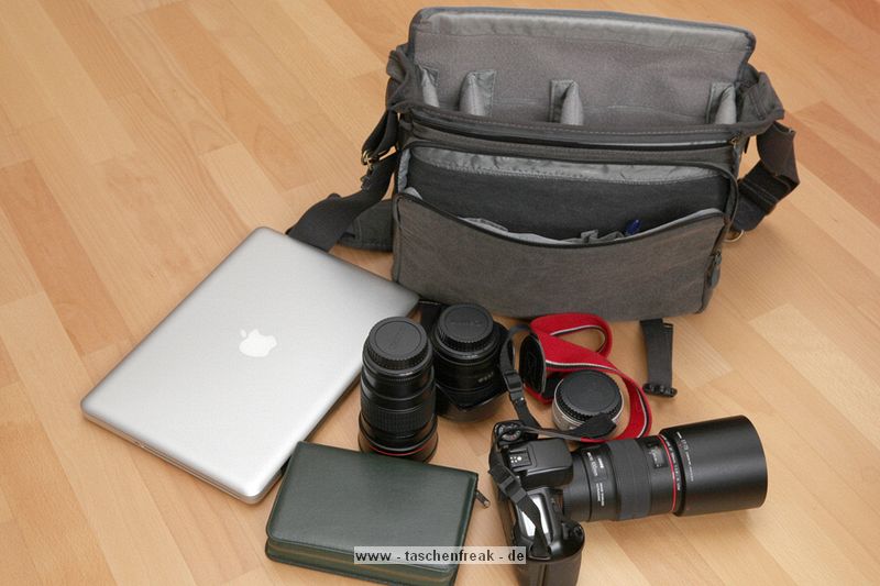 KALAHARI KAPAGO K-35\n\nFoto und Text von Andreas Jrg - VIELEN DANK!\n\nKommentar:\n\nHallo\n\nHier ist meine Tasche (bitte anonym!):\n\nKalahari Kapako K-35\n\nEine kleinere unauffllige Schultertasche fr eine Kamera mit 2-3 Objektiven, Blitz und Zubehr. Die Tasche hat einen umlaufenden Reisverschluss, um sie zu verbreitern (Bild 8). Dazu ist ein breiteres Einsatzteil erhltlich.\n\nDie Verarbeitung ist sehr gut. Die Innenteiler sind steif und sind auch zum Absttzen der Kamera geeignet. Sehr guter, gepolsterter Umhngegurt.\n\nInhalt der Tasche: Canon Kamera mit 100/2.8 IS mit angesetzter Gegenlichtblende, 200/2.8 und 24/1,4 bereinander gestapelt, 13-Zoll Macbook Pro. Ein 550 EX Blitz hat auch noch auf der Seite oder in der Seitentasche Platz. Ich weiss nicht ob ein 15 Zoll - Notebook Platz hat, das drfte sehr knapp werden.\n\nDie Tasche mit dem Standardeinsatz ist empfehlenswert fr die kleine bis mittelgrosse Ausrstung.\n\nGruss\n\nAndreas