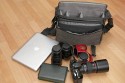 KALAHARI KAPAGO K-35\n\nFoto und Text von Andreas Jrg - VIELEN DANK!\n\nKommentar:\n\nHallo\n\nHier ist meine Tasche (bitte anonym!):\n\nKalahari Kapako K-35\n\nEine kleinere unauffllige Schultertasche fr eine Kamera mit 2-3 Objektiven, Blitz und Zubehr. Die Tasche hat einen umlaufenden Reisverschluss, um sie zu verbreitern (Bild 8). Dazu ist ein breiteres Einsatzteil erhltlich.\n\nDie Verarbeitung ist sehr gut. Die Innenteiler sind steif und sind auch zum Absttzen der Kamera geeignet. Sehr guter, gepolsterter Umhngegurt.\n\nInhalt der Tasche: Canon Kamera mit 100/2.8 IS mit angesetzter Gegenlichtblende, 200/2.8 und 24/1,4 bereinander gestapelt, 13-Zoll Macbook Pro. Ein 550 EX Blitz hat auch noch auf der Seite oder in der Seitentasche Platz. Ich weiss nicht ob ein 15 Zoll - Notebook Platz hat, das drfte sehr knapp werden.\n\nDie Tasche mit dem Standardeinsatz ist empfehlenswert fr die kleine bis mittelgrosse Ausrstung.\n\nGruss\n\nAndreas