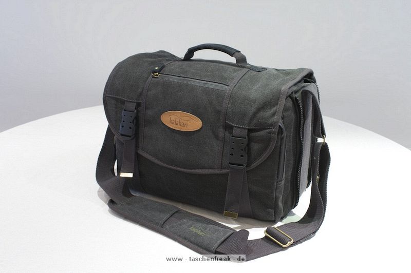 KALAHARI - KAPAGO - K-35\n\nFoto und Text von Thomas - VIELEN DANK!\n\nKommentar:\n\nHallo Joerg,\n\nnach langer suche hab ich endlich eine Tasche gefunden, die meine Anforderungen fuer Tagestouren erfuellt.\nDie Kalahari Kapako K-35 ist ein Messenger Bag mit ca. 10cm  breitem Fotoeinsatz. Durch einen quer umlaufenden Reisverschluss und einen zusaetzlichen Fototeiler (als Zubehoer erhaeltlich) laesst sie sich auf 17cm innenbreite erweitern. Zusaetzlich gibts eine Tasche fuer ein Notebook dazu, da passt ein 13,3" MacBook genau rein.\nVorn gibt es eine kleine Tasche fuer Ausweis/Tickets etc., innen eine aufgesetzte Tasche fuer Stifte, Batterien und anderes Kleinzeug und innen nochmal eine Magazintasche. Auf der Rueckseite gibt es auch nochmal eine Tasche fuer Papiere usw.\nAuch ganz ohne Fototeiler macht die Tasche einen guten Eindruck, dann wird sie zu einer richtig schlapperigen Umhaengetasche.\n\nAn Ausruestung ist momentan drin bzw. sollte rein.\n\n  - Canon EOS 5D Mark II (mit Schnellwechselplatte, geht auch mit Batteriegriff rein),\n  - mit angesetztem EF 24-70/2.8 (Geli umgekehrt)\n  - EF 70-200/2,8 IS (Geli umgekehrt + Stativschelle)\n  - EF 50/1.8\n  - EF 100/2.8 IS L Macro (Geli umgekehrt), alternativ EF 16-35/2.8 L\n  - Gorillapod SLR (mit Schnellwechseladapter)\n  - Speedlight 580EX II und Softbox\n\n  - Diverses Kleinzeug (Speicherkarten, Filter, Akkus, Fernausloesser, Reinigungstuch)\n  - Zur Not noch das MacBook, dann wirds aber langsam unhandlich.\n\nMein Fazit: Die perfekte Tasche fuer den Alltag mit "normaler Ausruestung". \nVon Aussen ein unauffaelliger Messenger Bag, fuer Staedtetouren und kleinere oeffentliche Veranstaltungen.\nSolide verarbeitet, durchdacht und dank des Tigerauges auch mit Fotoglueck ausgestattet ;-)\n \nViele Gruesse\nThomas