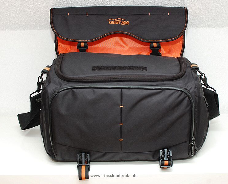 KALAHARI - SWAVE S18 LAVA\n\nFoto von J. Rossdorf - VIELEN DANK!\n\nKommentar:\n\nKalahari SWAVE S18 lava (schwarz)\n\nFr mich ist die Kalahari Swave S18 aktuell die passendste groe Schultertasche, da die Nikon D3 mit 24-70 + montierter Gegenlichtblende fr den schnellen Zugriff reinpat und noch genug Platz fr weitere Objektive ist.\n\nIn die gepackte Tasche (siehe Bild 3) wrde noch weiteres Fotomaterial passen. \nUnter der Kamera ist noch ein Boden mit weiterem Platz \nund unter der Gegenlichtblende des 24-70 ist noch Raum fr einen weiteren Blitz, TCs, etc.\n\nFr den schnellen Zugriff kann der innere Reiverschludeckel offen bleiben.\nEr bleibt am Klettband am berwurf hngen und wird so beim ffnen automatisch mit aufgeklappt. \n\nAn den Seiten befinden sich zwei recht gerumige Taschen fr Zubehr (Akkus, Speicherkarten, Handy, etc.)\n\n\nMasse:\n\n- auen  43cm b x 28cm h x 27cm t\n- innen  36cm b x 23cm h x 18cm t\n\n\nZustzlich:\n\n- hinten Durchschub fr einen Trollygriff \n- als Zubehr erhltlicher Rucksackgurt \n\n\nMit freundlichen Gren, J.Rossdorf.