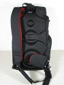 KATA 3N1-20\n\nFoto und Text von Andr Schreiter - VIELEN DANK!\n\nKommentar:\n\nHallo,\n\nich habe krzlich den Kata 3N1-20 Rucksack erstanden. Generell kann man sagen das die Verarbeitung des Rucksacks ber jeden Zweifel erhaben ist. \nDie Reiverschlsse sind leichtgngig und bleiben  nirgends  hngen. \nAuch die Polsterung ist uerst vertrauenerweckend.\n\nIch habe mich ja schon lnger mit dem Gedanken beschftigt, mir eine Lowepro Slingshot oder Fastpack zu kaufen. Auch ber den Flipside hatte ich nachgedacht. Doch entweder waren die zu klein oder gro, hatten ein Laptopfach das ich nicht brauchte. Teilweise ziemlich unpraktisch... \nSomit bin ich erstmal bei meinem alten Rucksack geblieben.\n\nDer Kata 3N1-20 ist fr den tglichen Gebrauch ideal. Relativ kompakt ist dennoch eine Menge Platz fr die Fotoausrstung. Das Gehuse mit angesetztem Standardzoom, ein 70-200er Tele und das 17-40er Weitwinkel passen locker in das untere Fach. Da ist aber immer noch eine Menge Luft und ich habe die berzhligen Polster an den Seiten verbaut. Die kleine Tasche mit dem Regenberzug eignet sich auch hervorragend zum Ausstopfen. Nach dem Schlieen des Reiverschlusses rollt nichts in der Tasche umher. In den Seitentaschen habe ich Erstzakku, Speicherkarten, Batterien und Fernauslser untergebracht. Im oberen Fach ist ne Menge Platz fr Krimskrams. Ich habe hier die Gegenlichtblenden, den Blitz, Zwischenring, Blasebalg und Papiere untergebracht. Da kann man aber sicher noch optimieren...\n\nEin Highlight ist das Gurtsystem: Ob diagonal rechts oder links, ber kreuz oder normal als Rucksack - alles ist mglich. Mann kann auch beide Gurte in der Rckwand verschwinden lassen und den Griff im Deckel benutzen. Da hat mal jemand mitgedacht...\n\nJa, das ist wohl die Fototasche auf die ich gewartet habe. Was Funktionalitt und Qualitt angeht kann ich sie uneingeschrnkt empfehlen.\n\nViele Gre\n\nAndr Schreiter
