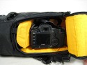 KATA 3N1-20\n\nFoto und Text von Andr Schreiter - VIELEN DANK!\n\nKommentar:\n\nHallo,\n\nich habe krzlich den Kata 3N1-20 Rucksack erstanden. Generell kann man sagen das die Verarbeitung des Rucksacks ber jeden Zweifel erhaben ist. \nDie Reiverschlsse sind leichtgngig und bleiben  nirgends  hngen. \nAuch die Polsterung ist uerst vertrauenerweckend.\n\nIch habe mich ja schon lnger mit dem Gedanken beschftigt, mir eine Lowepro Slingshot oder Fastpack zu kaufen. Auch ber den Flipside hatte ich nachgedacht. Doch entweder waren die zu klein oder gro, hatten ein Laptopfach das ich nicht brauchte. Teilweise ziemlich unpraktisch... \nSomit bin ich erstmal bei meinem alten Rucksack geblieben.\n\nDer Kata 3N1-20 ist fr den tglichen Gebrauch ideal. Relativ kompakt ist dennoch eine Menge Platz fr die Fotoausrstung. Das Gehuse mit angesetztem Standardzoom, ein 70-200er Tele und das 17-40er Weitwinkel passen locker in das untere Fach. Da ist aber immer noch eine Menge Luft und ich habe die berzhligen Polster an den Seiten verbaut. Die kleine Tasche mit dem Regenberzug eignet sich auch hervorragend zum Ausstopfen. Nach dem Schlieen des Reiverschlusses rollt nichts in der Tasche umher. In den Seitentaschen habe ich Erstzakku, Speicherkarten, Batterien und Fernauslser untergebracht. Im oberen Fach ist ne Menge Platz fr Krimskrams. Ich habe hier die Gegenlichtblenden, den Blitz, Zwischenring, Blasebalg und Papiere untergebracht. Da kann man aber sicher noch optimieren...\n\nEin Highlight ist das Gurtsystem: Ob diagonal rechts oder links, ber kreuz oder normal als Rucksack - alles ist mglich. Mann kann auch beide Gurte in der Rckwand verschwinden lassen und den Griff im Deckel benutzen. Da hat mal jemand mitgedacht...\n\nJa, das ist wohl die Fototasche auf die ich gewartet habe. Was Funktionalitt und Qualitt angeht kann ich sie uneingeschrnkt empfehlen.\n\nViele Gre\n\nAndr Schreiter