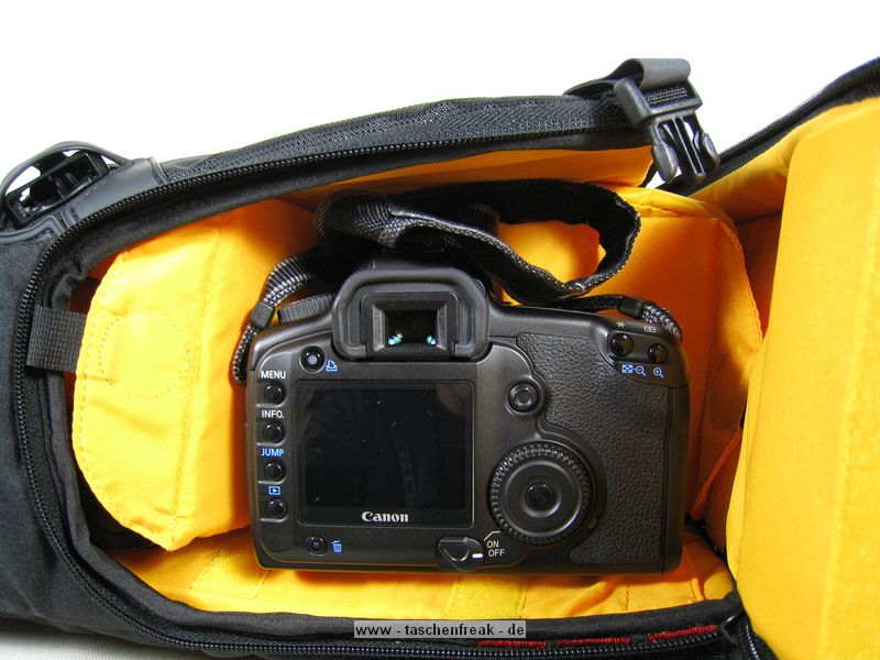KATA 3N1-20\n\nFoto und Text von Andr Schreiter - VIELEN DANK!\n\nKommentar:\n\nHallo,\n\nich habe krzlich den Kata 3N1-20 Rucksack erstanden. Generell kann man sagen das die Verarbeitung des Rucksacks ber jeden Zweifel erhaben ist. \nDie Reiverschlsse sind leichtgngig und bleiben  nirgends  hngen. \nAuch die Polsterung ist uerst vertrauenerweckend.\n\nIch habe mich ja schon lnger mit dem Gedanken beschftigt, mir eine Lowepro Slingshot oder Fastpack zu kaufen. Auch ber den Flipside hatte ich nachgedacht. Doch entweder waren die zu klein oder gro, hatten ein Laptopfach das ich nicht brauchte. Teilweise ziemlich unpraktisch... \nSomit bin ich erstmal bei meinem alten Rucksack geblieben.\n\nDer Kata 3N1-20 ist fr den tglichen Gebrauch ideal. Relativ kompakt ist dennoch eine Menge Platz fr die Fotoausrstung. Das Gehuse mit angesetztem Standardzoom, ein 70-200er Tele und das 17-40er Weitwinkel passen locker in das untere Fach. Da ist aber immer noch eine Menge Luft und ich habe die berzhligen Polster an den Seiten verbaut. Die kleine Tasche mit dem Regenberzug eignet sich auch hervorragend zum Ausstopfen. Nach dem Schlieen des Reiverschlusses rollt nichts in der Tasche umher. In den Seitentaschen habe ich Erstzakku, Speicherkarten, Batterien und Fernauslser untergebracht. Im oberen Fach ist ne Menge Platz fr Krimskrams. Ich habe hier die Gegenlichtblenden, den Blitz, Zwischenring, Blasebalg und Papiere untergebracht. Da kann man aber sicher noch optimieren...\n\nEin Highlight ist das Gurtsystem: Ob diagonal rechts oder links, ber kreuz oder normal als Rucksack - alles ist mglich. Mann kann auch beide Gurte in der Rckwand verschwinden lassen und den Griff im Deckel benutzen. Da hat mal jemand mitgedacht...\n\nJa, das ist wohl die Fototasche auf die ich gewartet habe. Was Funktionalitt und Qualitt angeht kann ich sie uneingeschrnkt empfehlen.\n\nViele Gre\n\nAndr Schreiter