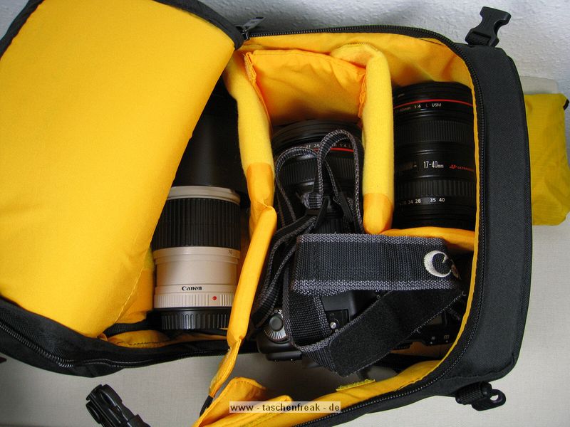 KATA 3N1-20\n\nFoto und Text von Andr Schreiter - VIELEN DANK!\n\nKommentar:\n\nHallo,\n\nich habe krzlich den Kata 3N1-20 Rucksack erstanden. Generell kann man sagen das die Verarbeitung des Rucksacks ber jeden Zweifel erhaben ist. \nDie Reiverschlsse sind leichtgngig und bleiben  nirgends  hngen. \nAuch die Polsterung ist uerst vertrauenerweckend.\n\nIch habe mich ja schon lnger mit dem Gedanken beschftigt, mir eine Lowepro Slingshot oder Fastpack zu kaufen. Auch ber den Flipside hatte ich nachgedacht. Doch entweder waren die zu klein oder gro, hatten ein Laptopfach das ich nicht brauchte. Teilweise ziemlich unpraktisch... \nSomit bin ich erstmal bei meinem alten Rucksack geblieben.\n\nDer Kata 3N1-20 ist fr den tglichen Gebrauch ideal. Relativ kompakt ist dennoch eine Menge Platz fr die Fotoausrstung. Das Gehuse mit angesetztem Standardzoom, ein 70-200er Tele und das 17-40er Weitwinkel passen locker in das untere Fach. Da ist aber immer noch eine Menge Luft und ich habe die berzhligen Polster an den Seiten verbaut. Die kleine Tasche mit dem Regenberzug eignet sich auch hervorragend zum Ausstopfen. Nach dem Schlieen des Reiverschlusses rollt nichts in der Tasche umher. In den Seitentaschen habe ich Erstzakku, Speicherkarten, Batterien und Fernauslser untergebracht. Im oberen Fach ist ne Menge Platz fr Krimskrams. Ich habe hier die Gegenlichtblenden, den Blitz, Zwischenring, Blasebalg und Papiere untergebracht. Da kann man aber sicher noch optimieren...\n\nEin Highlight ist das Gurtsystem: Ob diagonal rechts oder links, ber kreuz oder normal als Rucksack - alles ist mglich. Mann kann auch beide Gurte in der Rckwand verschwinden lassen und den Griff im Deckel benutzen. Da hat mal jemand mitgedacht...\n\nJa, das ist wohl die Fototasche auf die ich gewartet habe. Was Funktionalitt und Qualitt angeht kann ich sie uneingeschrnkt empfehlen.\n\nViele Gre\n\nAndr Schreiter