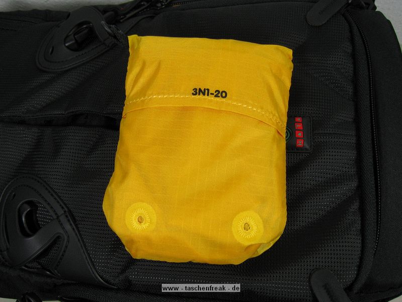 KATA 3N1-20\n\nFoto und Text von Andr Schreiter - VIELEN DANK!\n\nKommentar:\n\nHallo,\n\nich habe krzlich den Kata 3N1-20 Rucksack erstanden. Generell kann man sagen das die Verarbeitung des Rucksacks ber jeden Zweifel erhaben ist. \nDie Reiverschlsse sind leichtgngig und bleiben  nirgends  hngen. \nAuch die Polsterung ist uerst vertrauenerweckend.\n\nIch habe mich ja schon lnger mit dem Gedanken beschftigt, mir eine Lowepro Slingshot oder Fastpack zu kaufen. Auch ber den Flipside hatte ich nachgedacht. Doch entweder waren die zu klein oder gro, hatten ein Laptopfach das ich nicht brauchte. Teilweise ziemlich unpraktisch... \nSomit bin ich erstmal bei meinem alten Rucksack geblieben.\n\nDer Kata 3N1-20 ist fr den tglichen Gebrauch ideal. Relativ kompakt ist dennoch eine Menge Platz fr die Fotoausrstung. Das Gehuse mit angesetztem Standardzoom, ein 70-200er Tele und das 17-40er Weitwinkel passen locker in das untere Fach. Da ist aber immer noch eine Menge Luft und ich habe die berzhligen Polster an den Seiten verbaut. Die kleine Tasche mit dem Regenberzug eignet sich auch hervorragend zum Ausstopfen. Nach dem Schlieen des Reiverschlusses rollt nichts in der Tasche umher. In den Seitentaschen habe ich Erstzakku, Speicherkarten, Batterien und Fernauslser untergebracht. Im oberen Fach ist ne Menge Platz fr Krimskrams. Ich habe hier die Gegenlichtblenden, den Blitz, Zwischenring, Blasebalg und Papiere untergebracht. Da kann man aber sicher noch optimieren...\n\nEin Highlight ist das Gurtsystem: Ob diagonal rechts oder links, ber kreuz oder normal als Rucksack - alles ist mglich. Mann kann auch beide Gurte in der Rckwand verschwinden lassen und den Griff im Deckel benutzen. Da hat mal jemand mitgedacht...\n\nJa, das ist wohl die Fototasche auf die ich gewartet habe. Was Funktionalitt und Qualitt angeht kann ich sie uneingeschrnkt empfehlen.\n\nViele Gre\n\nAndr Schreiter
