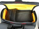 KATA 3N1-20\n\nFoto und Text von Andr Schreiter - VIELEN DANK!\n\nKommentar:\n\nHallo,\n\nich habe krzlich den Kata 3N1-20 Rucksack erstanden. Generell kann man sagen das die Verarbeitung des Rucksacks ber jeden Zweifel erhaben ist. \nDie Reiverschlsse sind leichtgngig und bleiben  nirgends  hngen. \nAuch die Polsterung ist uerst vertrauenerweckend.\n\nIch habe mich ja schon lnger mit dem Gedanken beschftigt, mir eine Lowepro Slingshot oder Fastpack zu kaufen. Auch ber den Flipside hatte ich nachgedacht. Doch entweder waren die zu klein oder gro, hatten ein Laptopfach das ich nicht brauchte. Teilweise ziemlich unpraktisch... \nSomit bin ich erstmal bei meinem alten Rucksack geblieben.\n\nDer Kata 3N1-20 ist fr den tglichen Gebrauch ideal. Relativ kompakt ist dennoch eine Menge Platz fr die Fotoausrstung. Das Gehuse mit angesetztem Standardzoom, ein 70-200er Tele und das 17-40er Weitwinkel passen locker in das untere Fach. Da ist aber immer noch eine Menge Luft und ich habe die berzhligen Polster an den Seiten verbaut. Die kleine Tasche mit dem Regenberzug eignet sich auch hervorragend zum Ausstopfen. Nach dem Schlieen des Reiverschlusses rollt nichts in der Tasche umher. In den Seitentaschen habe ich Erstzakku, Speicherkarten, Batterien und Fernauslser untergebracht. Im oberen Fach ist ne Menge Platz fr Krimskrams. Ich habe hier die Gegenlichtblenden, den Blitz, Zwischenring, Blasebalg und Papiere untergebracht. Da kann man aber sicher noch optimieren...\n\nEin Highlight ist das Gurtsystem: Ob diagonal rechts oder links, ber kreuz oder normal als Rucksack - alles ist mglich. Mann kann auch beide Gurte in der Rckwand verschwinden lassen und den Griff im Deckel benutzen. Da hat mal jemand mitgedacht...\n\nJa, das ist wohl die Fototasche auf die ich gewartet habe. Was Funktionalitt und Qualitt angeht kann ich sie uneingeschrnkt empfehlen.\n\nViele Gre\n\nAndr Schreiter