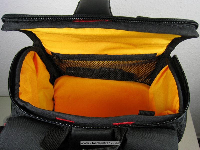 KATA 3N1-20\n\nFoto und Text von Andr Schreiter - VIELEN DANK!\n\nKommentar:\n\nHallo,\n\nich habe krzlich den Kata 3N1-20 Rucksack erstanden. Generell kann man sagen das die Verarbeitung des Rucksacks ber jeden Zweifel erhaben ist. \nDie Reiverschlsse sind leichtgngig und bleiben  nirgends  hngen. \nAuch die Polsterung ist uerst vertrauenerweckend.\n\nIch habe mich ja schon lnger mit dem Gedanken beschftigt, mir eine Lowepro Slingshot oder Fastpack zu kaufen. Auch ber den Flipside hatte ich nachgedacht. Doch entweder waren die zu klein oder gro, hatten ein Laptopfach das ich nicht brauchte. Teilweise ziemlich unpraktisch... \nSomit bin ich erstmal bei meinem alten Rucksack geblieben.\n\nDer Kata 3N1-20 ist fr den tglichen Gebrauch ideal. Relativ kompakt ist dennoch eine Menge Platz fr die Fotoausrstung. Das Gehuse mit angesetztem Standardzoom, ein 70-200er Tele und das 17-40er Weitwinkel passen locker in das untere Fach. Da ist aber immer noch eine Menge Luft und ich habe die berzhligen Polster an den Seiten verbaut. Die kleine Tasche mit dem Regenberzug eignet sich auch hervorragend zum Ausstopfen. Nach dem Schlieen des Reiverschlusses rollt nichts in der Tasche umher. In den Seitentaschen habe ich Erstzakku, Speicherkarten, Batterien und Fernauslser untergebracht. Im oberen Fach ist ne Menge Platz fr Krimskrams. Ich habe hier die Gegenlichtblenden, den Blitz, Zwischenring, Blasebalg und Papiere untergebracht. Da kann man aber sicher noch optimieren...\n\nEin Highlight ist das Gurtsystem: Ob diagonal rechts oder links, ber kreuz oder normal als Rucksack - alles ist mglich. Mann kann auch beide Gurte in der Rckwand verschwinden lassen und den Griff im Deckel benutzen. Da hat mal jemand mitgedacht...\n\nJa, das ist wohl die Fototasche auf die ich gewartet habe. Was Funktionalitt und Qualitt angeht kann ich sie uneingeschrnkt empfehlen.\n\nViele Gre\n\nAndr Schreiter