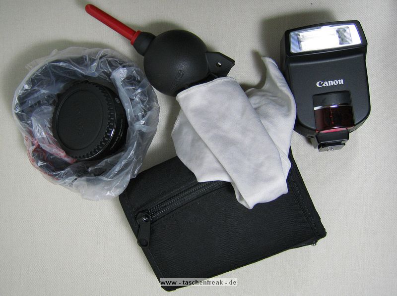 KATA 3N1-20\n\nFoto und Text von Andr Schreiter - VIELEN DANK!\n\nKommentar:\n\nHallo,\n\nich habe krzlich den Kata 3N1-20 Rucksack erstanden. Generell kann man sagen das die Verarbeitung des Rucksacks ber jeden Zweifel erhaben ist. \nDie Reiverschlsse sind leichtgngig und bleiben  nirgends  hngen. \nAuch die Polsterung ist uerst vertrauenerweckend.\n\nIch habe mich ja schon lnger mit dem Gedanken beschftigt, mir eine Lowepro Slingshot oder Fastpack zu kaufen. Auch ber den Flipside hatte ich nachgedacht. Doch entweder waren die zu klein oder gro, hatten ein Laptopfach das ich nicht brauchte. Teilweise ziemlich unpraktisch... \nSomit bin ich erstmal bei meinem alten Rucksack geblieben.\n\nDer Kata 3N1-20 ist fr den tglichen Gebrauch ideal. Relativ kompakt ist dennoch eine Menge Platz fr die Fotoausrstung. Das Gehuse mit angesetztem Standardzoom, ein 70-200er Tele und das 17-40er Weitwinkel passen locker in das untere Fach. Da ist aber immer noch eine Menge Luft und ich habe die berzhligen Polster an den Seiten verbaut. Die kleine Tasche mit dem Regenberzug eignet sich auch hervorragend zum Ausstopfen. Nach dem Schlieen des Reiverschlusses rollt nichts in der Tasche umher. In den Seitentaschen habe ich Erstzakku, Speicherkarten, Batterien und Fernauslser untergebracht. Im oberen Fach ist ne Menge Platz fr Krimskrams. Ich habe hier die Gegenlichtblenden, den Blitz, Zwischenring, Blasebalg und Papiere untergebracht. Da kann man aber sicher noch optimieren...\n\nEin Highlight ist das Gurtsystem: Ob diagonal rechts oder links, ber kreuz oder normal als Rucksack - alles ist mglich. Mann kann auch beide Gurte in der Rckwand verschwinden lassen und den Griff im Deckel benutzen. Da hat mal jemand mitgedacht...\n\nJa, das ist wohl die Fototasche auf die ich gewartet habe. Was Funktionalitt und Qualitt angeht kann ich sie uneingeschrnkt empfehlen.\n\nViele Gre\n\nAndr Schreiter