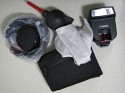 KATA 3N1-20\n\nFoto und Text von Andr Schreiter - VIELEN DANK!\n\nKommentar:\n\nHallo,\n\nich habe krzlich den Kata 3N1-20 Rucksack erstanden. Generell kann man sagen das die Verarbeitung des Rucksacks ber jeden Zweifel erhaben ist. \nDie Reiverschlsse sind leichtgngig und bleiben  nirgends  hngen. \nAuch die Polsterung ist uerst vertrauenerweckend.\n\nIch habe mich ja schon lnger mit dem Gedanken beschftigt, mir eine Lowepro Slingshot oder Fastpack zu kaufen. Auch ber den Flipside hatte ich nachgedacht. Doch entweder waren die zu klein oder gro, hatten ein Laptopfach das ich nicht brauchte. Teilweise ziemlich unpraktisch... \nSomit bin ich erstmal bei meinem alten Rucksack geblieben.\n\nDer Kata 3N1-20 ist fr den tglichen Gebrauch ideal. Relativ kompakt ist dennoch eine Menge Platz fr die Fotoausrstung. Das Gehuse mit angesetztem Standardzoom, ein 70-200er Tele und das 17-40er Weitwinkel passen locker in das untere Fach. Da ist aber immer noch eine Menge Luft und ich habe die berzhligen Polster an den Seiten verbaut. Die kleine Tasche mit dem Regenberzug eignet sich auch hervorragend zum Ausstopfen. Nach dem Schlieen des Reiverschlusses rollt nichts in der Tasche umher. In den Seitentaschen habe ich Erstzakku, Speicherkarten, Batterien und Fernauslser untergebracht. Im oberen Fach ist ne Menge Platz fr Krimskrams. Ich habe hier die Gegenlichtblenden, den Blitz, Zwischenring, Blasebalg und Papiere untergebracht. Da kann man aber sicher noch optimieren...\n\nEin Highlight ist das Gurtsystem: Ob diagonal rechts oder links, ber kreuz oder normal als Rucksack - alles ist mglich. Mann kann auch beide Gurte in der Rckwand verschwinden lassen und den Griff im Deckel benutzen. Da hat mal jemand mitgedacht...\n\nJa, das ist wohl die Fototasche auf die ich gewartet habe. Was Funktionalitt und Qualitt angeht kann ich sie uneingeschrnkt empfehlen.\n\nViele Gre\n\nAndr Schreiter