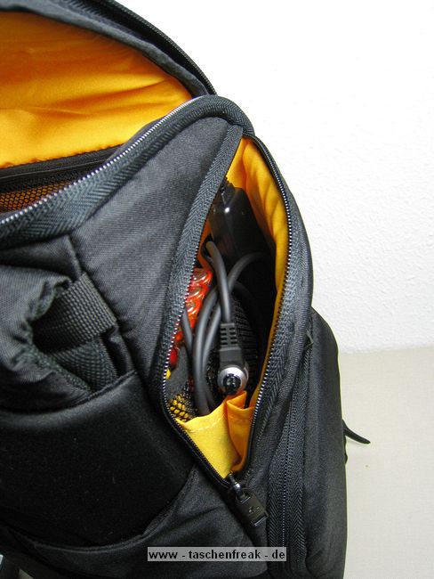 KATA 3N1-20\n\nFoto und Text von André Schreiter - VIELEN DANK!\n\nKommentar:\n\nHallo,\n\nich habe kürzlich den Kata 3N1-20 Rucksack erstanden. Generell kann man sagen das die Verarbeitung des Rucksacks über jeden Zweifel erhaben ist. \nDie Reißverschlüsse sind leichtgängig und bleiben  nirgends  hängen. \nAuch die Polsterung ist äußerst vertrauenerweckend.\n\nIch habe mich ja schon länger mit dem Gedanken beschäftigt, mir eine Lowepro Slingshot oder Fastpack zu kaufen. Auch über den Flipside hatte ich nachgedacht. Doch entweder waren die zu klein oder groß, hatten ein Laptopfach das ich nicht brauchte. Teilweise ziemlich unpraktisch... \nSomit bin ich erstmal bei meinem alten Rucksack geblieben.\n\nDer Kata 3N1-20 ist für den täglichen Gebrauch ideal. Relativ kompakt ist dennoch eine Menge Platz für die Fotoausrüstung. Das Gehäuse mit angesetztem Standardzoom, ein 70-200er Tele und das 17-40er Weitwinkel passen locker in das untere Fach. Da ist aber immer noch eine Menge Luft und ich habe die überzähligen Polster an den Seiten verbaut. Die kleine Tasche mit dem Regenüberzug eignet sich auch hervorragend zum Ausstopfen. Nach dem Schließen des Reißverschlusses rollt nichts in der Tasche umher. In den Seitentaschen habe ich Erstzakku, Speicherkarten, Batterien und Fernauslöser untergebracht. Im oberen Fach ist ne Menge Platz für Krimskrams. Ich habe hier die Gegenlichtblenden, den Blitz, Zwischenring, Blasebalg und Papiere untergebracht. Da kann man aber sicher noch optimieren...\n\nEin Highlight ist das Gurtsystem: Ob diagonal rechts oder links, über kreuz oder normal als Rucksack - alles ist möglich. Mann kann auch beide Gurte in der Rückwand verschwinden lassen und den Griff im Deckel benutzen. Da hat mal jemand mitgedacht...\n\nJa, das ist wohl die Fototasche auf die ich gewartet habe. Was Funktionalität und Qualität angeht kann ich sie uneingeschränkt empfehlen.\n\nViele Grüße\n\nAndré Schreiter