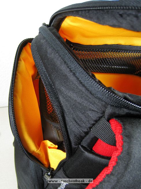 KATA 3N1-20\n\nFoto und Text von Andr Schreiter - VIELEN DANK!\n\nKommentar:\n\nHallo,\n\nich habe krzlich den Kata 3N1-20 Rucksack erstanden. Generell kann man sagen das die Verarbeitung des Rucksacks ber jeden Zweifel erhaben ist. \nDie Reiverschlsse sind leichtgngig und bleiben  nirgends  hngen. \nAuch die Polsterung ist uerst vertrauenerweckend.\n\nIch habe mich ja schon lnger mit dem Gedanken beschftigt, mir eine Lowepro Slingshot oder Fastpack zu kaufen. Auch ber den Flipside hatte ich nachgedacht. Doch entweder waren die zu klein oder gro, hatten ein Laptopfach das ich nicht brauchte. Teilweise ziemlich unpraktisch... \nSomit bin ich erstmal bei meinem alten Rucksack geblieben.\n\nDer Kata 3N1-20 ist fr den tglichen Gebrauch ideal. Relativ kompakt ist dennoch eine Menge Platz fr die Fotoausrstung. Das Gehuse mit angesetztem Standardzoom, ein 70-200er Tele und das 17-40er Weitwinkel passen locker in das untere Fach. Da ist aber immer noch eine Menge Luft und ich habe die berzhligen Polster an den Seiten verbaut. Die kleine Tasche mit dem Regenberzug eignet sich auch hervorragend zum Ausstopfen. Nach dem Schlieen des Reiverschlusses rollt nichts in der Tasche umher. In den Seitentaschen habe ich Erstzakku, Speicherkarten, Batterien und Fernauslser untergebracht. Im oberen Fach ist ne Menge Platz fr Krimskrams. Ich habe hier die Gegenlichtblenden, den Blitz, Zwischenring, Blasebalg und Papiere untergebracht. Da kann man aber sicher noch optimieren...\n\nEin Highlight ist das Gurtsystem: Ob diagonal rechts oder links, ber kreuz oder normal als Rucksack - alles ist mglich. Mann kann auch beide Gurte in der Rckwand verschwinden lassen und den Griff im Deckel benutzen. Da hat mal jemand mitgedacht...\n\nJa, das ist wohl die Fototasche auf die ich gewartet habe. Was Funktionalitt und Qualitt angeht kann ich sie uneingeschrnkt empfehlen.\n\nViele Gre\n\nAndr Schreiter