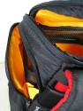 KATA 3N1-20\n\nFoto und Text von Andr Schreiter - VIELEN DANK!\n\nKommentar:\n\nHallo,\n\nich habe krzlich den Kata 3N1-20 Rucksack erstanden. Generell kann man sagen das die Verarbeitung des Rucksacks ber jeden Zweifel erhaben ist. \nDie Reiverschlsse sind leichtgngig und bleiben  nirgends  hngen. \nAuch die Polsterung ist uerst vertrauenerweckend.\n\nIch habe mich ja schon lnger mit dem Gedanken beschftigt, mir eine Lowepro Slingshot oder Fastpack zu kaufen. Auch ber den Flipside hatte ich nachgedacht. Doch entweder waren die zu klein oder gro, hatten ein Laptopfach das ich nicht brauchte. Teilweise ziemlich unpraktisch... \nSomit bin ich erstmal bei meinem alten Rucksack geblieben.\n\nDer Kata 3N1-20 ist fr den tglichen Gebrauch ideal. Relativ kompakt ist dennoch eine Menge Platz fr die Fotoausrstung. Das Gehuse mit angesetztem Standardzoom, ein 70-200er Tele und das 17-40er Weitwinkel passen locker in das untere Fach. Da ist aber immer noch eine Menge Luft und ich habe die berzhligen Polster an den Seiten verbaut. Die kleine Tasche mit dem Regenberzug eignet sich auch hervorragend zum Ausstopfen. Nach dem Schlieen des Reiverschlusses rollt nichts in der Tasche umher. In den Seitentaschen habe ich Erstzakku, Speicherkarten, Batterien und Fernauslser untergebracht. Im oberen Fach ist ne Menge Platz fr Krimskrams. Ich habe hier die Gegenlichtblenden, den Blitz, Zwischenring, Blasebalg und Papiere untergebracht. Da kann man aber sicher noch optimieren...\n\nEin Highlight ist das Gurtsystem: Ob diagonal rechts oder links, ber kreuz oder normal als Rucksack - alles ist mglich. Mann kann auch beide Gurte in der Rckwand verschwinden lassen und den Griff im Deckel benutzen. Da hat mal jemand mitgedacht...\n\nJa, das ist wohl die Fototasche auf die ich gewartet habe. Was Funktionalitt und Qualitt angeht kann ich sie uneingeschrnkt empfehlen.\n\nViele Gre\n\nAndr Schreiter