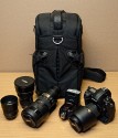 KATA 3N1-20\n\nFotos und Kommentar von Taschenfreak\n\nKommentar:\n\nDer KATA 3N1-20 ist uns beim Einkauf bei Saturn Hansa einfach so in den Wagen gesprungen und wollte nicht mehr aussteigen, also haben wir ihm im Taschenfreakheim Asyl gewhrt.\n\nDer sehr vielseitige ... ja was ist es eigentlich? Es ist ein Slingshot, es ist aber auch ein richtiger Rucksack - ja es ist ein "Convertible" an Slingshot und Rucksack.\n\nMan kann die beiden Rckengurte ganz normal wie bei einem Rucksack verwenden, kann diese aber auch quer verbinden und einen im ruckenfach verstecken so das es zum Slingshot wird.\n\nBeide Seiten lassen sich ffnen, ebenso wie der ganze Laderaum. \n\nWir haben testweise in dieses Teil folgende Ausrstungsgegenstnde verstaut. \n\nD3 mit 24-70 2.8 mit Geli umgedreht\n14-24 2.8\n70-200 mit Stativfu aber ohne Geli\n\nim Oberen Fach:\n50 1.4 mit Geli richtig aufegesetzt\nSB-900\nSpeicher\nAkkus\n\nin den Seitentaschen:\nGarmin GPS\nIPhone\n\nDamit ist der 3N1-20 wirklich "voll" aber noch gut nutzbar.\n\nEr ist vom Tragekomfort als Rucksack im "2 Gurt Betrieb" sehr bequem auf dem Rcken!\n\nDa die Gurte fr einen Slingshot lnger sein mssen ist der Rucksack auch fr XXXXXXXL Menschen nutzbar da die Tragegurte extrem lang sind. Das macht auch ein "aushngen einer Schulter mglich und ein nach vorneswingen der Tasche um so an die Cam rann zu kommen.\n\nWir haben dieses 4 Tage in der Citytour in Paris genutzt - sehr bequem!\n\nAuf Taschenfreak.de finden sie ebenso das grere Schwestermodel 3N1-30 (dort auch mit der optionalen Stativhalterung) und auch einen direkten Vergleich zwischen 3N1-20 und 3N1-30.\n\nIch hoffe es hilft Euch!\n\nLiebe Gre\n\nJrg Langer\nwww.taschenfreak.de