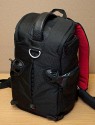 KATA 3N1-20\n\nFotos und Kommentar von Taschenfreak\n\nKommentar:\n\nDer KATA 3N1-20 ist uns beim Einkauf bei Saturn Hansa einfach so in den Wagen gesprungen und wollte nicht mehr aussteigen, also haben wir ihm im Taschenfreakheim Asyl gewhrt.\n\nDer sehr vielseitige ... ja was ist es eigentlich? Es ist ein Slingshot, es ist aber auch ein richtiger Rucksack - ja es ist ein "Convertible" an Slingshot und Rucksack.\n\nMan kann die beiden Rckengurte ganz normal wie bei einem Rucksack verwenden, kann diese aber auch quer verbinden und einen im ruckenfach verstecken so das es zum Slingshot wird.\n\nBeide Seiten lassen sich ffnen, ebenso wie der ganze Laderaum. \n\nWir haben testweise in dieses Teil folgende Ausrstungsgegenstnde verstaut. \n\nD3 mit 24-70 2.8 mit Geli umgedreht\n14-24 2.8\n70-200 mit Stativfu aber ohne Geli\n\nim Oberen Fach:\n50 1.4 mit Geli richtig aufegesetzt\nSB-900\nSpeicher\nAkkus\n\nin den Seitentaschen:\nGarmin GPS\nIPhone\n\nDamit ist der 3N1-20 wirklich "voll" aber noch gut nutzbar.\n\nEr ist vom Tragekomfort als Rucksack im "2 Gurt Betrieb" sehr bequem auf dem Rcken!\n\nDa die Gurte fr einen Slingshot lnger sein mssen ist der Rucksack auch fr XXXXXXXL Menschen nutzbar da die Tragegurte extrem lang sind. Das macht auch ein "aushngen einer Schulter mglich und ein nach vorneswingen der Tasche um so an die Cam rann zu kommen.\n\nWir haben dieses 4 Tage in der Citytour in Paris genutzt - sehr bequem!\n\nAuf Taschenfreak.de finden sie ebenso das grere Schwestermodel 3N1-30 (dort auch mit der optionalen Stativhalterung) und auch einen direkten Vergleich zwischen 3N1-20 und 3N1-30.\n\nIch hoffe es hilft Euch!\n\nLiebe Gre\n\nJrg Langer\nwww.taschenfreak.de