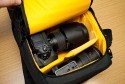 KATA 3N1-20\n\nFotos und Kommentar von Taschenfreak\n\nKommentar:\n\nDer KATA 3N1-20 ist uns beim Einkauf bei Saturn Hansa einfach so in den Wagen gesprungen und wollte nicht mehr aussteigen, also haben wir ihm im Taschenfreakheim Asyl gewhrt.\n\nDer sehr vielseitige ... ja was ist es eigentlich? Es ist ein Slingshot, es ist aber auch ein richtiger Rucksack - ja es ist ein "Convertible" an Slingshot und Rucksack.\n\nMan kann die beiden Rckengurte ganz normal wie bei einem Rucksack verwenden, kann diese aber auch quer verbinden und einen im ruckenfach verstecken so das es zum Slingshot wird.\n\nBeide Seiten lassen sich ffnen, ebenso wie der ganze Laderaum. \n\nWir haben testweise in dieses Teil folgende Ausrstungsgegenstnde verstaut. \n\nD3 mit 24-70 2.8 mit Geli umgedreht\n14-24 2.8\n70-200 mit Stativfu aber ohne Geli\n\nim Oberen Fach:\n50 1.4 mit Geli richtig aufegesetzt\nSB-900\nSpeicher\nAkkus\n\nin den Seitentaschen:\nGarmin GPS\nIPhone\n\nDamit ist der 3N1-20 wirklich "voll" aber noch gut nutzbar.\n\nEr ist vom Tragekomfort als Rucksack im "2 Gurt Betrieb" sehr bequem auf dem Rcken!\n\nDa die Gurte fr einen Slingshot lnger sein mssen ist der Rucksack auch fr XXXXXXXL Menschen nutzbar da die Tragegurte extrem lang sind. Das macht auch ein "aushngen einer Schulter mglich und ein nach vorneswingen der Tasche um so an die Cam rann zu kommen.\n\nWir haben dieses 4 Tage in der Citytour in Paris genutzt - sehr bequem!\n\nAuf Taschenfreak.de finden sie ebenso das grere Schwestermodel 3N1-30 (dort auch mit der optionalen Stativhalterung) und auch einen direkten Vergleich zwischen 3N1-20 und 3N1-30.\n\nIch hoffe es hilft Euch!\n\nLiebe Gre\n\nJrg Langer\nwww.taschenfreak.de