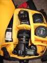 KATA 3N1-30\n\nFoto von Andreas Schimmel - VIELEN DANK!\n\nKommentar:\n\nHallo Jörg,\n \nanbei ein paar Bildchen von der Kata 3N1-30. Auf den Bildern ist sie mit einer 40d plus BG, einem 70-200/4, 90er macro, 580 EXII, einem 50/1.4 und einen 17-40L/4 an der Kamera bestück. Die Tasche läßt sich sehr angenehm udn vielfältig tragen. Als Slingshot für Links- und Rechtshänder oder als normaler Rucksack. Sie verfügt über ein geräumiges Zusatzfach für allerhand Equipment oder sonstiges und zwei kleine Seitenfächer.\n \nGrüße,\nAndreas Schimmel \n  \nMeine Homepage:  www.andreasschimmel.de