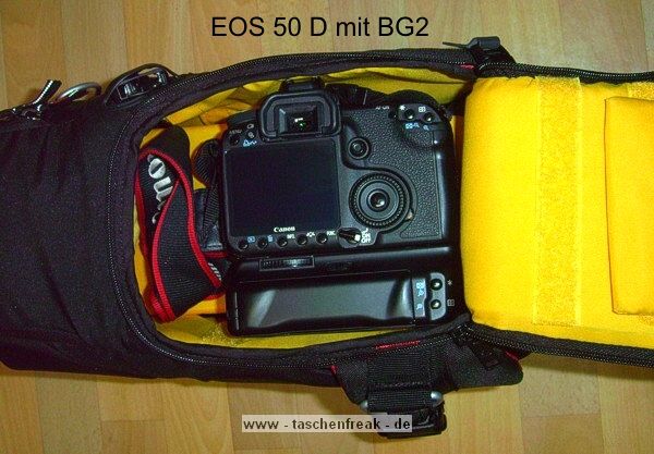 KATA 3N1-30\n\nFoto und Text von einem Anonymen User- VIELEN DANK!\n\nKommentar:\n\nHallo,\n \nhabe Deine Seite oft gebraucht als es um die Auswahl der "perfekten" Fototasche bei mir ging.\n\nEntschieden habe ich mich fr die KATA 3N1-30, die 33 war leider noch nicht lieferbar, aufgrund dessen, weil sie sehr sehr vielseitig ist vom Tragesystem, einen Slingshot hat und auch einen Regenschutz, den ich auch als "Diebstahlschutz" nehme. Dadurch wird es dem Dieb erschwert, kurz einen Reiverschluss aufzumachen.\n \nWie man auf den Fotos sehen kann, habe ich die original Abteilung umgebaut. Nur so macht sie fr den Slingshot Betrieb Sinn.\n \nRein passen tut ne ganze Menge. Ich habe bisher verstaut:\n \nIm unteren Fach:\nCanon EOS 50D mit BG-E2n mit angesetztem Canon EF 300 L F/4 IS USM (passt gerade noch so rein)\nCanon EF 50 1,8II\nTamron 10-24 F3,5-4,5 SP Di II LD (Geli in getrenntem Fach)\nSigma 18-125mm 3,8-5,6 DC OS HSM mit angesetzter Geli\nCanon EF 70-300mm 1:4,0-5,6 IS USM\nLadegert\n \nOben im Fach habe ich nur ein wenig Kleinkram drin. Es wrden aber noch weitere Objektive oder Blitzgerte rein passen.\n \nBitte verffentliche dieses anonym, da ich nicht mchte, da jeder weiss, was ich in der Bag habe.\n \nViele Gre