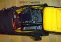 KATA 3N1-30\n\nFoto und Text von einem Anonymen User- VIELEN DANK!\n\nKommentar:\n\nHallo,\n \nhabe Deine Seite oft gebraucht als es um die Auswahl der "perfekten" Fototasche bei mir ging.\n\nEntschieden habe ich mich für die KATA 3N1-30, die 33 war leider noch nicht lieferbar, aufgrund dessen, weil sie sehr sehr vielseitig ist vom Tragesystem, einen Slingshot hat und auch einen Regenschutz, den ich auch als "Diebstahlschutz" nehme. Dadurch wird es dem Dieb erschwert, kurz einen Reißverschluss aufzumachen.\n \nWie man auf den Fotos sehen kann, habe ich die original Abteilung umgebaut. Nur so macht sie für den Slingshot Betrieb Sinn.\n \nRein passen tut ne ganze Menge. Ich habe bisher verstaut:\n \nIm unteren Fach:\nCanon EOS 50D mit BG-E2n mit angesetztem Canon EF 300 L F/4 IS USM (passt gerade noch so rein)\nCanon EF 50 1,8II\nTamron 10-24 F3,5-4,5 SP Di II LD (Geli in getrenntem Fach)\nSigma 18-125mm 3,8-5,6 DC OS HSM mit angesetzter Geli\nCanon EF 70-300mm 1:4,0-5,6 IS USM\nLadegerät\n \nOben im Fach habe ich nur ein wenig Kleinkram drin. Es würden aber noch weitere Objektive oder Blitzgeräte rein passen.\n \nBitte veröffentliche dieses anonym, da ich nicht möchte, daß jeder weiss, was ich in der Bag habe.\n \nViele Grüße