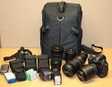 KATA 3N1-30\n\nFotos und Kommentar von Taschenfreak\n\nKommentar:\n\nDer KATA 3N1-20 ist uns beim Einkauf bei Saturn Hansa einfach so in den Wagen gesprungen und wollte nicht mehr aussteigen, also haben wir ihm im Taschenfreakheim Asyl gewährt. Und da dieser soo gut und brauchbar war haben wir nun den 3N1-30 mit der Stativhalterung geordert um etwas mehr verstauen zu können - im 3N1-30!!!\n\nDer sehr vielseitige ... ja was ist es eigentlich? Es ist ein Slingshot, es ist aber auch ein richtiger Rucksack - ja es ist ein "Convertible" an Slingshot und Rucksack.\n\nMan kann die beiden Rückengurte ganz normal wie bei einem Rucksack verwenden, kann diese aber auch quer verbinden und einen im ruckenfach verstecken so das es zum Slingshot wird.\n\nBeide Seiten lassen sich öffnen, ebenso wie der ganze Laderaum. \n\nWir haben testweise in dieses Teil folgende Ausrüstungsgegenstände verstaut. \n\nD3 mit 24-70 2.8 mit Geli umgedreht\n14-24 2.8\n70-200 mit Stativfuß mit Geli umgedreht\n50 1.4 mit Geli richtig aufegesetzt\n100 Micro 2.8 VR mit Geli umgedreht\nSB-900\n\nim Oberen Fach:\n2x SB-600 mit Bouncer in orig. Nikon Taschen\n1x SU-R800 (Remoteauslöser von Nikon) in orig. Tasche\nSpeicher\nAkkus\nCalifornia Sun-Sniper\n\nin den Seitentaschen:\nGarmin GPS\nIPhone\n\nAn der Stativhalterung:\nBenro Travel Angel mit Novoflex Ball 30 und Novoflex Panodrehset\n\nDamit ist der 3N1-30 wirklich "voll" aber noch gut nutzbar.\n\nEr ist vom Tragekomfort als Rucksack im "2 Gurt Betrieb" sehr bequem auf dem Rücken!\n\nDa die Gurte für einen Slingshot länger sein müssen ist der Rucksack auch für XXXXXXXL Menschen nutzbar da die Tragegurte extrem lang sind. Das macht auch ein "aushängen einer Schulter möglich und ein nach vorneswingen der Tasche um so an die Cam rann zu kommen.\n\nAuf Taschenfreak.de finden sie ebenso das kleinere Schwestermodel 3N1-20) und auch einen direkten Vergleich zwischen 3N1-20 und 3N1-30.\n\nIch hoffe es hilft Euch!\n\nLiebe Grüße\n\nJörg Langer\nwww.taschenfreak.de
