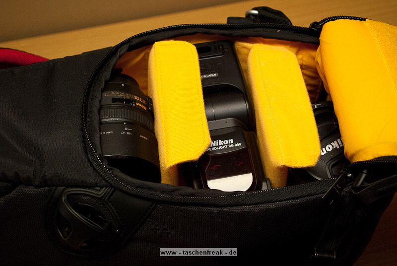 KATA 3N1-30\n\nFotos und Kommentar von Taschenfreak\n\nKommentar:\n\nDer KATA 3N1-20 ist uns beim Einkauf bei Saturn Hansa einfach so in den Wagen gesprungen und wollte nicht mehr aussteigen, also haben wir ihm im Taschenfreakheim Asyl gewhrt. Und da dieser soo gut und brauchbar war haben wir nun den 3N1-30 mit der Stativhalterung geordert um etwas mehr verstauen zu knnen - im 3N1-30!!!\n\nDer sehr vielseitige ... ja was ist es eigentlich? Es ist ein Slingshot, es ist aber auch ein richtiger Rucksack - ja es ist ein "Convertible" an Slingshot und Rucksack.\n\nMan kann die beiden Rckengurte ganz normal wie bei einem Rucksack verwenden, kann diese aber auch quer verbinden und einen im ruckenfach verstecken so das es zum Slingshot wird.\n\nBeide Seiten lassen sich ffnen, ebenso wie der ganze Laderaum. \n\nWir haben testweise in dieses Teil folgende Ausrstungsgegenstnde verstaut. \n\nD3 mit 24-70 2.8 mit Geli umgedreht\n14-24 2.8\n70-200 mit Stativfu mit Geli umgedreht\n50 1.4 mit Geli richtig aufegesetzt\n100 Micro 2.8 VR mit Geli umgedreht\nSB-900\n\nim Oberen Fach:\n2x SB-600 mit Bouncer in orig. Nikon Taschen\n1x SU-R800 (Remoteauslser von Nikon) in orig. Tasche\nSpeicher\nAkkus\nCalifornia Sun-Sniper\n\nin den Seitentaschen:\nGarmin GPS\nIPhone\n\nAn der Stativhalterung:\nBenro Travel Angel mit Novoflex Ball 30 und Novoflex Panodrehset\n\nDamit ist der 3N1-30 wirklich "voll" aber noch gut nutzbar.\n\nEr ist vom Tragekomfort als Rucksack im "2 Gurt Betrieb" sehr bequem auf dem Rcken!\n\nDa die Gurte fr einen Slingshot lnger sein mssen ist der Rucksack auch fr XXXXXXXL Menschen nutzbar da die Tragegurte extrem lang sind. Das macht auch ein "aushngen einer Schulter mglich und ein nach vorneswingen der Tasche um so an die Cam rann zu kommen.\n\nAuf Taschenfreak.de finden sie ebenso das kleinere Schwestermodel 3N1-20) und auch einen direkten Vergleich zwischen 3N1-20 und 3N1-30.\n\nIch hoffe es hilft Euch!\n\nLiebe Gre\n\nJrg Langer\nwww.taschenfreak.de