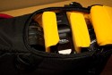 KATA 3N1-30\n\nFotos und Kommentar von Taschenfreak\n\nKommentar:\n\nDer KATA 3N1-20 ist uns beim Einkauf bei Saturn Hansa einfach so in den Wagen gesprungen und wollte nicht mehr aussteigen, also haben wir ihm im Taschenfreakheim Asyl gewährt. Und da dieser soo gut und brauchbar war haben wir nun den 3N1-30 mit der Stativhalterung geordert um etwas mehr verstauen zu können - im 3N1-30!!!\n\nDer sehr vielseitige ... ja was ist es eigentlich? Es ist ein Slingshot, es ist aber auch ein richtiger Rucksack - ja es ist ein "Convertible" an Slingshot und Rucksack.\n\nMan kann die beiden Rückengurte ganz normal wie bei einem Rucksack verwenden, kann diese aber auch quer verbinden und einen im ruckenfach verstecken so das es zum Slingshot wird.\n\nBeide Seiten lassen sich öffnen, ebenso wie der ganze Laderaum. \n\nWir haben testweise in dieses Teil folgende Ausrüstungsgegenstände verstaut. \n\nD3 mit 24-70 2.8 mit Geli umgedreht\n14-24 2.8\n70-200 mit Stativfuß mit Geli umgedreht\n50 1.4 mit Geli richtig aufegesetzt\n100 Micro 2.8 VR mit Geli umgedreht\nSB-900\n\nim Oberen Fach:\n2x SB-600 mit Bouncer in orig. Nikon Taschen\n1x SU-R800 (Remoteauslöser von Nikon) in orig. Tasche\nSpeicher\nAkkus\nCalifornia Sun-Sniper\n\nin den Seitentaschen:\nGarmin GPS\nIPhone\n\nAn der Stativhalterung:\nBenro Travel Angel mit Novoflex Ball 30 und Novoflex Panodrehset\n\nDamit ist der 3N1-30 wirklich "voll" aber noch gut nutzbar.\n\nEr ist vom Tragekomfort als Rucksack im "2 Gurt Betrieb" sehr bequem auf dem Rücken!\n\nDa die Gurte für einen Slingshot länger sein müssen ist der Rucksack auch für XXXXXXXL Menschen nutzbar da die Tragegurte extrem lang sind. Das macht auch ein "aushängen einer Schulter möglich und ein nach vorneswingen der Tasche um so an die Cam rann zu kommen.\n\nAuf Taschenfreak.de finden sie ebenso das kleinere Schwestermodel 3N1-20) und auch einen direkten Vergleich zwischen 3N1-20 und 3N1-30.\n\nIch hoffe es hilft Euch!\n\nLiebe Grüße\n\nJörg Langer\nwww.taschenfreak.de