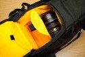 KATA 3N1-30\n\nFotos und Kommentar von Taschenfreak\n\nKommentar:\n\nDer KATA 3N1-20 ist uns beim Einkauf bei Saturn Hansa einfach so in den Wagen gesprungen und wollte nicht mehr aussteigen, also haben wir ihm im Taschenfreakheim Asyl gewährt. Und da dieser soo gut und brauchbar war haben wir nun den 3N1-30 mit der Stativhalterung geordert um etwas mehr verstauen zu können - im 3N1-30!!!\n\nDer sehr vielseitige ... ja was ist es eigentlich? Es ist ein Slingshot, es ist aber auch ein richtiger Rucksack - ja es ist ein "Convertible" an Slingshot und Rucksack.\n\nMan kann die beiden Rückengurte ganz normal wie bei einem Rucksack verwenden, kann diese aber auch quer verbinden und einen im ruckenfach verstecken so das es zum Slingshot wird.\n\nBeide Seiten lassen sich öffnen, ebenso wie der ganze Laderaum. \n\nWir haben testweise in dieses Teil folgende Ausrüstungsgegenstände verstaut. \n\nD3 mit 24-70 2.8 mit Geli umgedreht\n14-24 2.8\n70-200 mit Stativfuß mit Geli umgedreht\n50 1.4 mit Geli richtig aufegesetzt\n100 Micro 2.8 VR mit Geli umgedreht\nSB-900\n\nim Oberen Fach:\n2x SB-600 mit Bouncer in orig. Nikon Taschen\n1x SU-R800 (Remoteauslöser von Nikon) in orig. Tasche\nSpeicher\nAkkus\nCalifornia Sun-Sniper\n\nin den Seitentaschen:\nGarmin GPS\nIPhone\n\nAn der Stativhalterung:\nBenro Travel Angel mit Novoflex Ball 30 und Novoflex Panodrehset\n\nDamit ist der 3N1-30 wirklich "voll" aber noch gut nutzbar.\n\nEr ist vom Tragekomfort als Rucksack im "2 Gurt Betrieb" sehr bequem auf dem Rücken!\n\nDa die Gurte für einen Slingshot länger sein müssen ist der Rucksack auch für XXXXXXXL Menschen nutzbar da die Tragegurte extrem lang sind. Das macht auch ein "aushängen einer Schulter möglich und ein nach vorneswingen der Tasche um so an die Cam rann zu kommen.\n\nAuf Taschenfreak.de finden sie ebenso das kleinere Schwestermodel 3N1-20) und auch einen direkten Vergleich zwischen 3N1-20 und 3N1-30.\n\nIch hoffe es hilft Euch!\n\nLiebe Grüße\n\nJörg Langer\nwww.taschenfreak.de