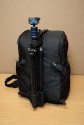 KATA 3N1-30\n\nFotos und Kommentar von Taschenfreak\n\nKommentar:\n\nDer KATA 3N1-20 ist uns beim Einkauf bei Saturn Hansa einfach so in den Wagen gesprungen und wollte nicht mehr aussteigen, also haben wir ihm im Taschenfreakheim Asyl gewährt. Und da dieser soo gut und brauchbar war haben wir nun den 3N1-30 mit der Stativhalterung geordert um etwas mehr verstauen zu können - im 3N1-30!!!\n\nDer sehr vielseitige ... ja was ist es eigentlich? Es ist ein Slingshot, es ist aber auch ein richtiger Rucksack - ja es ist ein "Convertible" an Slingshot und Rucksack.\n\nMan kann die beiden Rückengurte ganz normal wie bei einem Rucksack verwenden, kann diese aber auch quer verbinden und einen im ruckenfach verstecken so das es zum Slingshot wird.\n\nBeide Seiten lassen sich öffnen, ebenso wie der ganze Laderaum. \n\nWir haben testweise in dieses Teil folgende Ausrüstungsgegenstände verstaut. \n\nD3 mit 24-70 2.8 mit Geli umgedreht\n14-24 2.8\n70-200 mit Stativfuß mit Geli umgedreht\n50 1.4 mit Geli richtig aufegesetzt\n100 Micro 2.8 VR mit Geli umgedreht\nSB-900\n\nim Oberen Fach:\n2x SB-600 mit Bouncer in orig. Nikon Taschen\n1x SU-R800 (Remoteauslöser von Nikon) in orig. Tasche\nSpeicher\nAkkus\nCalifornia Sun-Sniper\n\nin den Seitentaschen:\nGarmin GPS\nIPhone\n\nAn der Stativhalterung:\nBenro Travel Angel mit Novoflex Ball 30 und Novoflex Panodrehset\n\nDamit ist der 3N1-30 wirklich "voll" aber noch gut nutzbar.\n\nEr ist vom Tragekomfort als Rucksack im "2 Gurt Betrieb" sehr bequem auf dem Rücken!\n\nDa die Gurte für einen Slingshot länger sein müssen ist der Rucksack auch für XXXXXXXL Menschen nutzbar da die Tragegurte extrem lang sind. Das macht auch ein "aushängen einer Schulter möglich und ein nach vorneswingen der Tasche um so an die Cam rann zu kommen.\n\nAuf Taschenfreak.de finden sie ebenso das kleinere Schwestermodel 3N1-20) und auch einen direkten Vergleich zwischen 3N1-20 und 3N1-30.\n\nIch hoffe es hilft Euch!\n\nLiebe Grüße\n\nJörg Langer\nwww.taschenfreak.de
