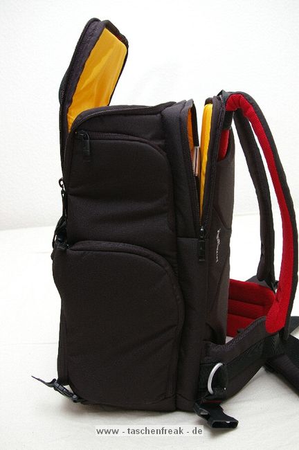 KATA 3N1-33\n\nFoto und Text von Lars Andresen - VIELEN DANK!\n\nKommentar:\n\nFotorucksack Kata 3N1-33 mit Daypack, Kamerafach und Laptopfach + Stativhalter STH-3N1\n\nDer 3n1-33 entspricht weitestgehend dem 3n1-30, als groe Neuerung ist ein Laptopfach hinzugekommen.\n\nDa dies mein erster Fotorucksack ist, habe ich leider keinen wirklichen Vergleich,\naber ich will dennoch mal versuchen hier einen berblick ber die Tasche zu geben.\n\nWas alles dabei war lsst sich auf dem ersten Bild recht gut erkennen:\nDer Rucksack, der Stativhalter und die obere Befestigungsschlaufe, \n2 groe Trennwnde, 5 kleine Trennwnde, der Regenschutz und die Speicherkartentasche.\n -Die beiden groen Trennwnde sind spiegelverkehrt, \n   d.h. es ist eine exakt spiegelverkehrte Einteilung des Rucksacks mglich.\n -Die kleinen Trennwnde sind alle gleich.\n -Der Regenschutz ist sich selbst seine Tasche.\n -Und die Speicherkartentasche hat Klettband an der Rckseite, \n   lsst sich also an vielen Stellen befestigen.\n\n\n### Tragesystem\n\nDas interessante an der Tasche ist ja das Tragesystem, wer mal nach der Tasche gegoogelt hat wird wissen warum.\nMan kann die Trger auf mehre Art- und Weisen verwenden:\n1. Wie einen normalen Rucksack.\n2. Im Sling mit entweder dem rechten oder dem linken Trger, je nach Belieben\n3. Mit den Trgern ber Kreuz, was in einem sehr festen Sitz des Rucksacks resultiert\n\n -Zu jeder Konfiguration kann man noch den eingebauten Beckengurt verwenden, womit sich der Rucksack dann endgltig nicht mehr bewegt ;-)\n -Nicht gebrauchte Trger lassen sich bequem hinter einer Polsterungsschicht wegklappen, das geht auch mit allen gleichzeitig.\n -Fr die, die es haben wollen: es gibt eine Lasche um den Rucksack auf einen Trolley zu stecken, \n	hier ist dann wohl das weg packen aller Trger ziemlich hilfreich.\n -Die Schnallen lassen sich sehr leichtgngig verstellen, wenn man sie senkrecht zur Gurtrichtung hlt.\n	Ebenso funktioniert das "Ziehen am Gurtende" zum Feststellen an allen Trgern problemlos.\n	Dafr halten die Schnallen in Normalposition wie eine 1, da rutsch nichts an Gurt wieder zurck, genau wie es sein soll.*\n -Unbenutzter Restgurt kann ein wenig verstaut werden:\n	Auf den Trgergurten gibt es zwei frei verschiebliche Gurtumschlieende Teile, in die mal die Gurte zurckschieben kann.\n	Fr die Beckengurte gibt es sowas nicht direkt sondern zur zwei Gummizugringe um die Gurte,\n	da stren lose Gurte aber auch bei weitem nicht so sehr, wie an den Trgern\n -Der beste Sitz ist aus meiner Sicht definitiv mit den Trgern ber Kreuz (+optional Beckengurt):\n	Die Tasche hat dort einfach den besten Halt. Die Armfreiheit wird nicht beeintrchtigt, \n	und die Tasche scheint auch genau darauf ausgelegt zu sein.\n	Es kann zudem schnell in den Sling gewechselt werden indem man einfach einen der beiden Trger lst\n\n*Ein Test war: Den Rucksack mit etwa 8 kg Gewicht an einer einzigen Schnalle festgehalten und hochgezogen: Es rutschte kein Gurt nach.\n\n\n### Laptopfach\n\nEin wenig gro fr meinen 13-Zller, aber in den 3n1-22 htte er nicht mehr reingepasst.\nKata liefert die Werte 42*27*4 (H*B*T), die ich soweit auch (als Maximalwerte) besttigen kann.\nAm Boden des Laptopfachs ist ein 2x3 cm Schaumstoffstreifen, der wohl das meiste abfedern drfte.\nZum Rcken hin gibt es drei Schichten:\nEinmal die Rckwand, dann eventuelle verstaute Trger und dann noch einmal die normale Rckenpolsterung.\nMeines Erachtens kann da soweit erstmal nichts durchkommen\nNur die Reiverschlsse knnten an den Seiten ein wenig weiter runtergehen.\n\n\n### Daypack\n\nEs lsst sich sehr weit ffnen, mit zwei etwas schwergngigeren Reiverschlssen (gehen halt um die Rundungen).\nDie beiden Seitentaschen haben jeweils nochmal eine recht unbedeutende einfache Netzunterteilung und teilen sich mit dem Daypack das Fach,\nhaben aber auch nicht sonderlich viel Stauraum, ein normalgroes Protemonnaie wrde wohl noch rein passen.\nDas Daypack ist recht gro, zwei 1,5l Eisteepackungen passen locker rein.\n\nIch hab einfach mal alles reingeschmissen was mir eingefallen ist, was man mitnehmen knnte:\nLadegert, Notizbuch, Portemonnaie, HTC Hero, Polfilter, Lenspen, Taschenlampe, \nLaptopnetzteil, Ministativ, Maus fr Laptop, Regenschutz.\nIn Netztasche: 2*4 Eneloops\nIn Seitentaschen: Selbstbau-Kabelauslser, Nahlinse in Case, MP3-Player, Raynox 250.\nUnd es war immernoch massig Platz. Mindestens eine Eisteepackung...\n\n\n### Kamerafach\n\nDie Unterteilung zwischen Kamerafach und Daypack erfolgt ber einen Zwischenboden, \nder sich dank eines Reiverschlusses auch in Richtung Laptopfach wegklappen lsst.\nVon daher kann man im Notfall auch mal berma transportieren.\nDas Fach selbst lsst sich wie gewohnt recht vielseitig einteilen.\nDie Mae des Fachs betragen 30*29,5*16 cm (HxBxT), es passt also auch mal etwas unfrmigeres rein.\n\nDas ganze Kamerafach wird von einem einzigen Reiverschluss verschlossen, auf diesem sind jedoch gleich 4 Schieber.\nJe zwei der Schieber befinden sich (im geschlossenen Zustand) an je einer der beiden groen Schnallen.\nZieht man die Tasche im Sling nach vorne, bspw. als Rechtshnder ber die linke Seite, \ndann kann man mit der linken Hand die Schnalle lsen und mit der anderen, mit einem Zug an der Schnalle, den Seiteneingriff aufziehen.\nDer Eingriff in das Kamerafach kann sich im Gebrauch auf die Seiteneingriffe beschrnken. \nDiese sind ausreichend gro dimensioniert, so dass man bei Zugriff von beiden Seiten an das ganze Fach ran kommt.\nNatrlich kann man das Fach auch komplett ffnen, wenn man z.b. die Trennwnde neu verstellen will.\nEine interessante Zusatzmglichkeit bieten die beiden groen Seitenwnde, diese haben an einem Ende jeweils eine Klappe, \ndie sich mit einem kleinen Klettpunkt verschlieen lsst. \n\nMglichkeiten um die Trennwnde zu befestigen finden sich am Boden und am Zwischenboden zum Daypack, \nzudem ziehen sich zwei Klettbnder ber die Rckwand (zum Laptopfach), sowie ber die beiden Seitenwnde.\nErscheint auf der ersten Blick eher wenig, aber da die Trennwnde ja selbst wieder neue Befestigungsmglichkeiten darstellen, \nvermisse ich eigentlich nichts.\nDie "Auenwand" hat lediglich zwei Befestigungslaschen im oberen Bereich fr eine Trennwand, am besten auf den Bildern angucken.\nDa die groen Seitenwnde genau gespiegelt vorliegen ist eine exakt spiegelverkehrte Einteilung des Fachs mglich.\n\nBei den Fotos ist jetzt ein Einteilungsversuch von mir mit drin, der sich spter jedoch als unpraktikabel herausgestellt hat.\n(Die Kamera passt in der Position nicht mit montiertem Blitz durch den Seiteneingriff)\n\n\n### Stativhalter\n\nZunchst zu den entsprechenden Bildern: \nAls ich die ersten Bilder geschossen hatte, war das Manfrotto 190XPROB mit 486RC2 noch nicht da, \ndaher ist auf einigen Bildern noch das minimal unpraktischere Sony Elevator zu sehen.\n\nDer Stativhalter ist standardmig nicht im Lieferumfang und kostet je nach Shop ~13 bis 20.\nDie ich keinen anderen Rucksack mit Stativhalter habe kann ich schlecht vergeichen, halte ihn aber fr recht brauchbar.\n\nDie Befestigung erfolgt ber drei Punkte, mit Klettband am D-Ring in der Mitte der Tasche, \nsowie mit zwei kleinen Gurten an den beiden Sicherungsschnallen am unteren Ende.\nDazu gibt es einen Befestigungsschlaufe, die das Stativ oben rum befestigt, diese wird mit einem Klettband an dem Handgriff \ndes Rucksacks befestigt, ist lngenverstellbar (Klett) und schliet mit einer Schnalle.\n\nIch befrchtete erst, dass das 190er zu gro sein wird, aber es scheint noch gerade so zu passen.\n\nDie Befestigungsschlaufe hlt das Stativ recht gut fest, auch ber Kopf (zumindest so, wie ich es befestigt habe).\n\nDie Grenangaben fr den Halter sind:\nHead Base Perimeter: 29 cm\nLeg Perimeter: 30 cm\nHeight: 48 cm (bezieht sich wohl auf die Hhe der Stativbeine)\nMax Tripod weight: 2 kg\n\nVerglichen mit dem 190er:\nDurchmesser an der Basis: 30 cm, wobei ich das Stativ nicht an der Stelle des grten Durchmessers befestige, von daher egal.\nBeindurchmesser: 29 cm (Maband um die dickste Stelle, also um die Befestigungshebel) -> passt\nHhe: Beinlnge 50 cm, bis zum Kopf 57 cm, mit Kopf: 65 cm -> passt\nGewicht: Mit Kugelkopf wiegt das 190er 2,2 kg, also leicht drber -> passt\n\nAuch wenn das Stativ durch die Befestigung am Handgriff ein bisschen nach links und rechts schwingen kann, \nkonnte ich beim tragen bis jetzt keine nennenswerten Einschrnkungen feststellen. \nLediglich im Sling, wenn man den Rucksack wieder auf den Rcken ziehen will \nmacht sich das zustzliche Gewicht so weit auen bemerkbar.