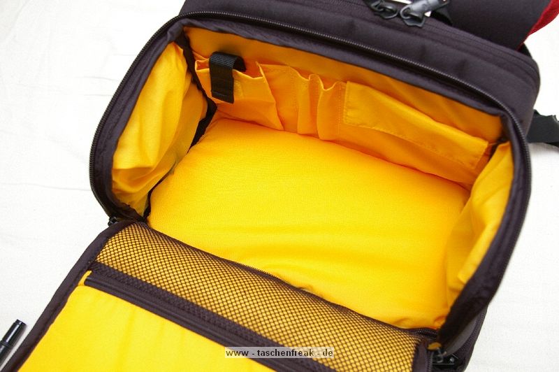 KATA 3N1-33\n\nFoto und Text von Lars Andresen - VIELEN DANK!\n\nKommentar:\n\nFotorucksack Kata 3N1-33 mit Daypack, Kamerafach und Laptopfach + Stativhalter STH-3N1\n\nDer 3n1-33 entspricht weitestgehend dem 3n1-30, als groe Neuerung ist ein Laptopfach hinzugekommen.\n\nDa dies mein erster Fotorucksack ist, habe ich leider keinen wirklichen Vergleich,\naber ich will dennoch mal versuchen hier einen berblick ber die Tasche zu geben.\n\nWas alles dabei war lsst sich auf dem ersten Bild recht gut erkennen:\nDer Rucksack, der Stativhalter und die obere Befestigungsschlaufe, \n2 groe Trennwnde, 5 kleine Trennwnde, der Regenschutz und die Speicherkartentasche.\n -Die beiden groen Trennwnde sind spiegelverkehrt, \n   d.h. es ist eine exakt spiegelverkehrte Einteilung des Rucksacks mglich.\n -Die kleinen Trennwnde sind alle gleich.\n -Der Regenschutz ist sich selbst seine Tasche.\n -Und die Speicherkartentasche hat Klettband an der Rckseite, \n   lsst sich also an vielen Stellen befestigen.\n\n\n### Tragesystem\n\nDas interessante an der Tasche ist ja das Tragesystem, wer mal nach der Tasche gegoogelt hat wird wissen warum.\nMan kann die Trger auf mehre Art- und Weisen verwenden:\n1. Wie einen normalen Rucksack.\n2. Im Sling mit entweder dem rechten oder dem linken Trger, je nach Belieben\n3. Mit den Trgern ber Kreuz, was in einem sehr festen Sitz des Rucksacks resultiert\n\n -Zu jeder Konfiguration kann man noch den eingebauten Beckengurt verwenden, womit sich der Rucksack dann endgltig nicht mehr bewegt ;-)\n -Nicht gebrauchte Trger lassen sich bequem hinter einer Polsterungsschicht wegklappen, das geht auch mit allen gleichzeitig.\n -Fr die, die es haben wollen: es gibt eine Lasche um den Rucksack auf einen Trolley zu stecken, \n	hier ist dann wohl das weg packen aller Trger ziemlich hilfreich.\n -Die Schnallen lassen sich sehr leichtgngig verstellen, wenn man sie senkrecht zur Gurtrichtung hlt.\n	Ebenso funktioniert das "Ziehen am Gurtende" zum Feststellen an allen Trgern problemlos.\n	Dafr halten die Schnallen in Normalposition wie eine 1, da rutsch nichts an Gurt wieder zurck, genau wie es sein soll.*\n -Unbenutzter Restgurt kann ein wenig verstaut werden:\n	Auf den Trgergurten gibt es zwei frei verschiebliche Gurtumschlieende Teile, in die mal die Gurte zurckschieben kann.\n	Fr die Beckengurte gibt es sowas nicht direkt sondern zur zwei Gummizugringe um die Gurte,\n	da stren lose Gurte aber auch bei weitem nicht so sehr, wie an den Trgern\n -Der beste Sitz ist aus meiner Sicht definitiv mit den Trgern ber Kreuz (+optional Beckengurt):\n	Die Tasche hat dort einfach den besten Halt. Die Armfreiheit wird nicht beeintrchtigt, \n	und die Tasche scheint auch genau darauf ausgelegt zu sein.\n	Es kann zudem schnell in den Sling gewechselt werden indem man einfach einen der beiden Trger lst\n\n*Ein Test war: Den Rucksack mit etwa 8 kg Gewicht an einer einzigen Schnalle festgehalten und hochgezogen: Es rutschte kein Gurt nach.\n\n\n### Laptopfach\n\nEin wenig gro fr meinen 13-Zller, aber in den 3n1-22 htte er nicht mehr reingepasst.\nKata liefert die Werte 42*27*4 (H*B*T), die ich soweit auch (als Maximalwerte) besttigen kann.\nAm Boden des Laptopfachs ist ein 2x3 cm Schaumstoffstreifen, der wohl das meiste abfedern drfte.\nZum Rcken hin gibt es drei Schichten:\nEinmal die Rckwand, dann eventuelle verstaute Trger und dann noch einmal die normale Rckenpolsterung.\nMeines Erachtens kann da soweit erstmal nichts durchkommen\nNur die Reiverschlsse knnten an den Seiten ein wenig weiter runtergehen.\n\n\n### Daypack\n\nEs lsst sich sehr weit ffnen, mit zwei etwas schwergngigeren Reiverschlssen (gehen halt um die Rundungen).\nDie beiden Seitentaschen haben jeweils nochmal eine recht unbedeutende einfache Netzunterteilung und teilen sich mit dem Daypack das Fach,\nhaben aber auch nicht sonderlich viel Stauraum, ein normalgroes Protemonnaie wrde wohl noch rein passen.\nDas Daypack ist recht gro, zwei 1,5l Eisteepackungen passen locker rein.\n\nIch hab einfach mal alles reingeschmissen was mir eingefallen ist, was man mitnehmen knnte:\nLadegert, Notizbuch, Portemonnaie, HTC Hero, Polfilter, Lenspen, Taschenlampe, \nLaptopnetzteil, Ministativ, Maus fr Laptop, Regenschutz.\nIn Netztasche: 2*4 Eneloops\nIn Seitentaschen: Selbstbau-Kabelauslser, Nahlinse in Case, MP3-Player, Raynox 250.\nUnd es war immernoch massig Platz. Mindestens eine Eisteepackung...\n\n\n### Kamerafach\n\nDie Unterteilung zwischen Kamerafach und Daypack erfolgt ber einen Zwischenboden, \nder sich dank eines Reiverschlusses auch in Richtung Laptopfach wegklappen lsst.\nVon daher kann man im Notfall auch mal berma transportieren.\nDas Fach selbst lsst sich wie gewohnt recht vielseitig einteilen.\nDie Mae des Fachs betragen 30*29,5*16 cm (HxBxT), es passt also auch mal etwas unfrmigeres rein.\n\nDas ganze Kamerafach wird von einem einzigen Reiverschluss verschlossen, auf diesem sind jedoch gleich 4 Schieber.\nJe zwei der Schieber befinden sich (im geschlossenen Zustand) an je einer der beiden groen Schnallen.\nZieht man die Tasche im Sling nach vorne, bspw. als Rechtshnder ber die linke Seite, \ndann kann man mit der linken Hand die Schnalle lsen und mit der anderen, mit einem Zug an der Schnalle, den Seiteneingriff aufziehen.\nDer Eingriff in das Kamerafach kann sich im Gebrauch auf die Seiteneingriffe beschrnken. \nDiese sind ausreichend gro dimensioniert, so dass man bei Zugriff von beiden Seiten an das ganze Fach ran kommt.\nNatrlich kann man das Fach auch komplett ffnen, wenn man z.b. die Trennwnde neu verstellen will.\nEine interessante Zusatzmglichkeit bieten die beiden groen Seitenwnde, diese haben an einem Ende jeweils eine Klappe, \ndie sich mit einem kleinen Klettpunkt verschlieen lsst. \n\nMglichkeiten um die Trennwnde zu befestigen finden sich am Boden und am Zwischenboden zum Daypack, \nzudem ziehen sich zwei Klettbnder ber die Rckwand (zum Laptopfach), sowie ber die beiden Seitenwnde.\nErscheint auf der ersten Blick eher wenig, aber da die Trennwnde ja selbst wieder neue Befestigungsmglichkeiten darstellen, \nvermisse ich eigentlich nichts.\nDie "Auenwand" hat lediglich zwei Befestigungslaschen im oberen Bereich fr eine Trennwand, am besten auf den Bildern angucken.\nDa die groen Seitenwnde genau gespiegelt vorliegen ist eine exakt spiegelverkehrte Einteilung des Fachs mglich.\n\nBei den Fotos ist jetzt ein Einteilungsversuch von mir mit drin, der sich spter jedoch als unpraktikabel herausgestellt hat.\n(Die Kamera passt in der Position nicht mit montiertem Blitz durch den Seiteneingriff)\n\n\n### Stativhalter\n\nZunchst zu den entsprechenden Bildern: \nAls ich die ersten Bilder geschossen hatte, war das Manfrotto 190XPROB mit 486RC2 noch nicht da, \ndaher ist auf einigen Bildern noch das minimal unpraktischere Sony Elevator zu sehen.\n\nDer Stativhalter ist standardmig nicht im Lieferumfang und kostet je nach Shop ~13 bis 20.\nDie ich keinen anderen Rucksack mit Stativhalter habe kann ich schlecht vergeichen, halte ihn aber fr recht brauchbar.\n\nDie Befestigung erfolgt ber drei Punkte, mit Klettband am D-Ring in der Mitte der Tasche, \nsowie mit zwei kleinen Gurten an den beiden Sicherungsschnallen am unteren Ende.\nDazu gibt es einen Befestigungsschlaufe, die das Stativ oben rum befestigt, diese wird mit einem Klettband an dem Handgriff \ndes Rucksacks befestigt, ist lngenverstellbar (Klett) und schliet mit einer Schnalle.\n\nIch befrchtete erst, dass das 190er zu gro sein wird, aber es scheint noch gerade so zu passen.\n\nDie Befestigungsschlaufe hlt das Stativ recht gut fest, auch ber Kopf (zumindest so, wie ich es befestigt habe).\n\nDie Grenangaben fr den Halter sind:\nHead Base Perimeter: 29 cm\nLeg Perimeter: 30 cm\nHeight: 48 cm (bezieht sich wohl auf die Hhe der Stativbeine)\nMax Tripod weight: 2 kg\n\nVerglichen mit dem 190er:\nDurchmesser an der Basis: 30 cm, wobei ich das Stativ nicht an der Stelle des grten Durchmessers befestige, von daher egal.\nBeindurchmesser: 29 cm (Maband um die dickste Stelle, also um die Befestigungshebel) -> passt\nHhe: Beinlnge 50 cm, bis zum Kopf 57 cm, mit Kopf: 65 cm -> passt\nGewicht: Mit Kugelkopf wiegt das 190er 2,2 kg, also leicht drber -> passt\n\nAuch wenn das Stativ durch die Befestigung am Handgriff ein bisschen nach links und rechts schwingen kann, \nkonnte ich beim tragen bis jetzt keine nennenswerten Einschrnkungen feststellen. \nLediglich im Sling, wenn man den Rucksack wieder auf den Rcken ziehen will \nmacht sich das zustzliche Gewicht so weit auen bemerkbar.