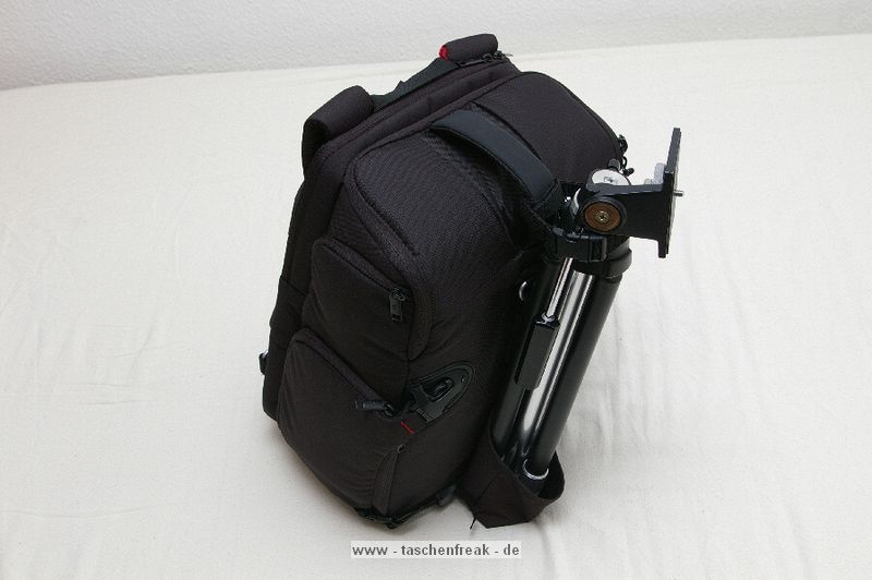 KATA 3N1-33\n\nFoto und Text von Lars Andresen - VIELEN DANK!\n\nKommentar:\n\nFotorucksack Kata 3N1-33 mit Daypack, Kamerafach und Laptopfach + Stativhalter STH-3N1\n\nDer 3n1-33 entspricht weitestgehend dem 3n1-30, als große Neuerung ist ein Laptopfach hinzugekommen.\n\nDa dies mein erster Fotorucksack ist, habe ich leider keinen wirklichen Vergleich,\naber ich will dennoch mal versuchen hier einen Überblick über die Tasche zu geben.\n\nWas alles dabei war lässt sich auf dem ersten Bild recht gut erkennen:\nDer Rucksack, der Stativhalter und die obere Befestigungsschlaufe, \n2 große Trennwände, 5 kleine Trennwände, der Regenschutz und die Speicherkartentasche.\n -Die beiden großen Trennwände sind spiegelverkehrt, \n   d.h. es ist eine exakt spiegelverkehrte Einteilung des Rucksacks mˆglich.\n -Die kleinen Trennwände sind alle gleich.\n -Der Regenschutz ist sich selbst seine Tasche.\n -Und die Speicherkartentasche hat Klettband an der Rückseite, \n   lässt sich also an vielen Stellen befestigen.\n\n\n### Tragesystem\n\nDas interessante an der Tasche ist ja das Tragesystem, wer mal nach der Tasche gegoogelt hat wird wissen warum.\nMan kann die Träger auf mehre Art- und Weisen verwenden:\n1. Wie einen normalen Rucksack.\n2. Im Sling mit entweder dem rechten oder dem linken Träger, je nach Belieben\n3. Mit den Trägern über Kreuz, was in einem sehr festen Sitz des Rucksacks resultiert\n\n -Zu jeder Konfiguration kann man noch den eingebauten Beckengurt verwenden, womit sich der Rucksack dann endgültig nicht mehr bewegt ;-)\n -Nicht gebrauchte Träger lassen sich bequem hinter einer Polsterungsschicht wegklappen, das geht auch mit allen gleichzeitig.\n -F¸r die, die es haben wollen: es gibt eine Lasche um den Rucksack auf einen Trolley zu stecken, \n	hier ist dann wohl das weg packen aller Träger ziemlich hilfreich.\n -Die Schnallen lassen sich sehr leichtgängig verstellen, wenn man sie senkrecht zur Gurtrichtung hält.\n	Ebenso funktioniert das "Ziehen am Gurtende" zum Feststellen an allen Trägern problemlos.\n	Dafür halten die Schnallen in Normalposition wie eine 1, da rutsch nichts an Gurt wieder zur¸ck, genau wie es sein soll.*\n -Unbenutzter Restgurt kann ein wenig verstaut werden:\n	Auf den Trägergurten gibt es zwei frei verschiebliche Gurtumschließende Teile, in die mal die Gurte zurückschieben kann.\n	F¸r die Beckengurte gibt es sowas nicht direkt sondern zur zwei Gummizugringe um die Gurte,\n	da stören lose Gurte aber auch bei weitem nicht so sehr, wie an den Trägern\n -Der beste Sitz ist aus meiner Sicht definitiv mit den Trägern über Kreuz (+optional Beckengurt):\n	Die Tasche hat dort einfach den besten Halt. Die Armfreiheit wird nicht beeinträchtigt, \n	und die Tasche scheint auch genau darauf ausgelegt zu sein.\n	Es kann zudem schnell in den Sling gewechselt werden indem man einfach einen der beiden Träger läst\n\n*Ein Test war: Den Rucksack mit etwa 8 kg Gewicht an einer einzigen Schnalle festgehalten und hochgezogen: Es rutschte kein Gurt nach.\n\n\n### Laptopfach\n\nEin wenig groß für meinen 13-Zöller, aber in den 3n1-22 hätte er nicht mehr reingepasst.\nKata liefert die Werte 42*27*4 (H*B*T), die ich soweit auch (als Maximalwerte) bestätigen kann.\nAm Boden des Laptopfachs ist ein 2x3 cm Schaumstoffstreifen, der wohl das meiste abfedern dürfte.\nZum Rücken hin gibt es drei Schichten:\nEinmal die Rückwand, dann eventuelle verstaute Träger und dann noch einmal die normale Rückenpolsterung.\nMeines Erachtens kann da soweit erstmal nichts durchkommen\nNur die Reißverschlüsse könnten an den Seiten ein wenig weiter runtergehen.\n\n\n### Daypack\n\nEs l‰sst sich sehr weit öffnen, mit zwei etwas schwergängigeren Reißverschlüssen (gehen halt um die Rundungen).\nDie beiden Seitentaschen haben jeweils nochmal eine recht unbedeutende einfache Netzunterteilung und teilen sich mit dem Daypack das Fach,\nhaben aber auch nicht sonderlich viel Stauraum, ein normalgroßes Protemonnaie würde wohl noch rein passen.\nDas Daypack ist recht groß, zwei 1,5l Eisteepackungen passen locker rein.\n\nIch hab einfach mal alles reingeschmissen was mir eingefallen ist, was man mitnehmen könnte:\nLadegerät, Notizbuch, Portemonnaie, HTC Hero, Polfilter, Lenspen, Taschenlampe, \nLaptopnetzteil, Ministativ, Maus f¸r Laptop, Regenschutz.\nIn Netztasche: 2*4 Eneloops\nIn Seitentaschen: Selbstbau-Kabelauslöser, Nahlinse in Case, MP3-Player, Raynox 250.\nUnd es war immernoch massig Platz. Mindestens eine Eisteepackung...\n\n\n### Kamerafach\n\nDie Unterteilung zwischen Kamerafach und Daypack erfolgt über einen Zwischenboden, \nder sich dank eines Reißverschlusses auch in Richtung Laptopfach wegklappen lässt.\nVon daher kann man im Notfall auch mal Übermaß transportieren.\nDas Fach selbst lässt sich wie gewohnt recht vielseitig einteilen.\nDie Maße des Fachs betragen 30*29,5*16 cm (HxBxT), es passt also auch mal etwas unförmigeres rein.\n\nDas ganze Kamerafach wird von einem einzigen Reißverschluss verschlossen, auf diesem sind jedoch gleich 4 Schieber.\nJe zwei der Schieber befinden sich (im geschlossenen Zustand) an je einer der beiden großen Schnallen.\nZieht man die Tasche im Sling nach vorne, bspw. als Rechtshänder über die linke Seite, \ndann kann man mit der linken Hand die Schnalle lösen und mit der anderen, mit einem Zug an der Schnalle, den Seiteneingriff aufziehen.\nDer Eingriff in das Kamerafach kann sich im Gebrauch auf die Seiteneingriffe beschränken. \nDiese sind ausreichend groß dimensioniert, so dass man bei Zugriff von beiden Seiten an das ganze Fach ran kommt.\nNatürlich kann man das Fach auch komplett öffnen, wenn man z.b. die Trennwände neu verstellen will.\nEine interessante Zusatzmöglichkeit bieten die beiden großen Seitenwände, diese haben an einem Ende jeweils eine Klappe, \ndie sich mit einem kleinen Klettpunkt verschließen lässt. \n\nMöglichkeiten um die Trennwände zu befestigen finden sich am Boden und am Zwischenboden zum Daypack, \nzudem ziehen sich zwei Klettbänder über die Rückwand (zum Laptopfach), sowie über die beiden Seitenwände.\nErscheint auf der ersten Blick eher wenig, aber da die Trennwände ja selbst wieder neue Befestigungsmöglichkeiten darstellen, \nvermisse ich eigentlich nichts.\nDie "Außenwand" hat lediglich zwei Befestigungslaschen im oberen Bereich für eine Trennwand, am besten auf den Bildern angucken.\nDa die großen Seitenwände genau gespiegelt vorliegen ist eine exakt spiegelverkehrte Einteilung des Fachs möglich.\n\nBei den Fotos ist jetzt ein Einteilungsversuch von mir mit drin, der sich später jedoch als unpraktikabel herausgestellt hat.\n(Die Kamera passt in der Position nicht mit montiertem Blitz durch den Seiteneingriff)\n\n\n### Stativhalter\n\nZunächst zu den entsprechenden Bildern: \nAls ich die ersten Bilder geschossen hatte, war das Manfrotto 190XPROB mit 486RC2 noch nicht da, \ndaher ist auf einigen Bildern noch das minimal unpraktischere Sony Elevator zu sehen.\n\nDer Stativhalter ist standardmäßig nicht im Lieferumfang und kostet je nach Shop ~13 bis 20€.\nDie ich keinen anderen Rucksack mit Stativhalter habe kann ich schlecht vergeichen, halte ihn aber für recht brauchbar.\n\nDie Befestigung erfolgt über drei Punkte, mit Klettband am D-Ring in der Mitte der Tasche, \nsowie mit zwei kleinen Gurten an den beiden Sicherungsschnallen am unteren Ende.\nDazu gibt es einen Befestigungsschlaufe, die das Stativ oben rum befestigt, diese wird mit einem Klettband an dem Handgriff \ndes Rucksacks befestigt, ist längenverstellbar (Klett) und schließt mit einer Schnalle.\n\nIch befürchtete erst, dass das 190er zu groß sein wird, aber es scheint noch gerade so zu passen.\n\nDie Befestigungsschlaufe hält das Stativ recht gut fest, auch über Kopf (zumindest so, wie ich es befestigt habe).\n\nDie Größenangaben f¸r den Halter sind:\nHead Base Perimeter: 29 cm\nLeg Perimeter: 30 cm\nHeight: 48 cm (bezieht sich wohl auf die Höhe der Stativbeine)\nMax Tripod weight: 2 kg\n\nVerglichen mit dem 190er:\nDurchmesser an der Basis: 30 cm, wobei ich das Stativ nicht an der Stelle des größten Durchmessers befestige, von daher egal.\nBeindurchmesser: 29 cm (Maßband um die dickste Stelle, also um die Befestigungshebel) -> passt\nHöhe: Beinlänge 50 cm, bis zum Kopf 57 cm, mit Kopf: 65 cm -> passt\nGewicht: Mit Kugelkopf wiegt das 190er 2,2 kg, also leicht drüber -> passt\n\nAuch wenn das Stativ durch die Befestigung am Handgriff ein bisschen nach links und rechts schwingen kann, \nkonnte ich beim tragen bis jetzt keine nennenswerten Einschränkungen feststellen. \nLediglich im Sling, wenn man den Rucksack wieder auf den Rücken ziehen will \nmacht sich das zusätzliche Gewicht so weit außen bemerkbar.