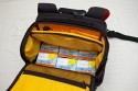 KATA 3N1-33\n\nFoto und Text von Lars Andresen - VIELEN DANK!\n\nKommentar:\n\nFotorucksack Kata 3N1-33 mit Daypack, Kamerafach und Laptopfach + Stativhalter STH-3N1\n\nDer 3n1-33 entspricht weitestgehend dem 3n1-30, als groe Neuerung ist ein Laptopfach hinzugekommen.\n\nDa dies mein erster Fotorucksack ist, habe ich leider keinen wirklichen Vergleich,\naber ich will dennoch mal versuchen hier einen berblick ber die Tasche zu geben.\n\nWas alles dabei war lsst sich auf dem ersten Bild recht gut erkennen:\nDer Rucksack, der Stativhalter und die obere Befestigungsschlaufe, \n2 groe Trennwnde, 5 kleine Trennwnde, der Regenschutz und die Speicherkartentasche.\n -Die beiden groen Trennwnde sind spiegelverkehrt, \n   d.h. es ist eine exakt spiegelverkehrte Einteilung des Rucksacks mglich.\n -Die kleinen Trennwnde sind alle gleich.\n -Der Regenschutz ist sich selbst seine Tasche.\n -Und die Speicherkartentasche hat Klettband an der Rckseite, \n   lsst sich also an vielen Stellen befestigen.\n\n\n### Tragesystem\n\nDas interessante an der Tasche ist ja das Tragesystem, wer mal nach der Tasche gegoogelt hat wird wissen warum.\nMan kann die Trger auf mehre Art- und Weisen verwenden:\n1. Wie einen normalen Rucksack.\n2. Im Sling mit entweder dem rechten oder dem linken Trger, je nach Belieben\n3. Mit den Trgern ber Kreuz, was in einem sehr festen Sitz des Rucksacks resultiert\n\n -Zu jeder Konfiguration kann man noch den eingebauten Beckengurt verwenden, womit sich der Rucksack dann endgltig nicht mehr bewegt ;-)\n -Nicht gebrauchte Trger lassen sich bequem hinter einer Polsterungsschicht wegklappen, das geht auch mit allen gleichzeitig.\n -Fr die, die es haben wollen: es gibt eine Lasche um den Rucksack auf einen Trolley zu stecken, \n	hier ist dann wohl das weg packen aller Trger ziemlich hilfreich.\n -Die Schnallen lassen sich sehr leichtgngig verstellen, wenn man sie senkrecht zur Gurtrichtung hlt.\n	Ebenso funktioniert das "Ziehen am Gurtende" zum Feststellen an allen Trgern problemlos.\n	Dafr halten die Schnallen in Normalposition wie eine 1, da rutsch nichts an Gurt wieder zurck, genau wie es sein soll.*\n -Unbenutzter Restgurt kann ein wenig verstaut werden:\n	Auf den Trgergurten gibt es zwei frei verschiebliche Gurtumschlieende Teile, in die mal die Gurte zurckschieben kann.\n	Fr die Beckengurte gibt es sowas nicht direkt sondern zur zwei Gummizugringe um die Gurte,\n	da stren lose Gurte aber auch bei weitem nicht so sehr, wie an den Trgern\n -Der beste Sitz ist aus meiner Sicht definitiv mit den Trgern ber Kreuz (+optional Beckengurt):\n	Die Tasche hat dort einfach den besten Halt. Die Armfreiheit wird nicht beeintrchtigt, \n	und die Tasche scheint auch genau darauf ausgelegt zu sein.\n	Es kann zudem schnell in den Sling gewechselt werden indem man einfach einen der beiden Trger lst\n\n*Ein Test war: Den Rucksack mit etwa 8 kg Gewicht an einer einzigen Schnalle festgehalten und hochgezogen: Es rutschte kein Gurt nach.\n\n\n### Laptopfach\n\nEin wenig gro fr meinen 13-Zller, aber in den 3n1-22 htte er nicht mehr reingepasst.\nKata liefert die Werte 42*27*4 (H*B*T), die ich soweit auch (als Maximalwerte) besttigen kann.\nAm Boden des Laptopfachs ist ein 2x3 cm Schaumstoffstreifen, der wohl das meiste abfedern drfte.\nZum Rcken hin gibt es drei Schichten:\nEinmal die Rckwand, dann eventuelle verstaute Trger und dann noch einmal die normale Rckenpolsterung.\nMeines Erachtens kann da soweit erstmal nichts durchkommen\nNur die Reiverschlsse knnten an den Seiten ein wenig weiter runtergehen.\n\n\n### Daypack\n\nEs lsst sich sehr weit ffnen, mit zwei etwas schwergngigeren Reiverschlssen (gehen halt um die Rundungen).\nDie beiden Seitentaschen haben jeweils nochmal eine recht unbedeutende einfache Netzunterteilung und teilen sich mit dem Daypack das Fach,\nhaben aber auch nicht sonderlich viel Stauraum, ein normalgroes Protemonnaie wrde wohl noch rein passen.\nDas Daypack ist recht gro, zwei 1,5l Eisteepackungen passen locker rein.\n\nIch hab einfach mal alles reingeschmissen was mir eingefallen ist, was man mitnehmen knnte:\nLadegert, Notizbuch, Portemonnaie, HTC Hero, Polfilter, Lenspen, Taschenlampe, \nLaptopnetzteil, Ministativ, Maus fr Laptop, Regenschutz.\nIn Netztasche: 2*4 Eneloops\nIn Seitentaschen: Selbstbau-Kabelauslser, Nahlinse in Case, MP3-Player, Raynox 250.\nUnd es war immernoch massig Platz. Mindestens eine Eisteepackung...\n\n\n### Kamerafach\n\nDie Unterteilung zwischen Kamerafach und Daypack erfolgt ber einen Zwischenboden, \nder sich dank eines Reiverschlusses auch in Richtung Laptopfach wegklappen lsst.\nVon daher kann man im Notfall auch mal berma transportieren.\nDas Fach selbst lsst sich wie gewohnt recht vielseitig einteilen.\nDie Mae des Fachs betragen 30*29,5*16 cm (HxBxT), es passt also auch mal etwas unfrmigeres rein.\n\nDas ganze Kamerafach wird von einem einzigen Reiverschluss verschlossen, auf diesem sind jedoch gleich 4 Schieber.\nJe zwei der Schieber befinden sich (im geschlossenen Zustand) an je einer der beiden groen Schnallen.\nZieht man die Tasche im Sling nach vorne, bspw. als Rechtshnder ber die linke Seite, \ndann kann man mit der linken Hand die Schnalle lsen und mit der anderen, mit einem Zug an der Schnalle, den Seiteneingriff aufziehen.\nDer Eingriff in das Kamerafach kann sich im Gebrauch auf die Seiteneingriffe beschrnken. \nDiese sind ausreichend gro dimensioniert, so dass man bei Zugriff von beiden Seiten an das ganze Fach ran kommt.\nNatrlich kann man das Fach auch komplett ffnen, wenn man z.b. die Trennwnde neu verstellen will.\nEine interessante Zusatzmglichkeit bieten die beiden groen Seitenwnde, diese haben an einem Ende jeweils eine Klappe, \ndie sich mit einem kleinen Klettpunkt verschlieen lsst. \n\nMglichkeiten um die Trennwnde zu befestigen finden sich am Boden und am Zwischenboden zum Daypack, \nzudem ziehen sich zwei Klettbnder ber die Rckwand (zum Laptopfach), sowie ber die beiden Seitenwnde.\nErscheint auf der ersten Blick eher wenig, aber da die Trennwnde ja selbst wieder neue Befestigungsmglichkeiten darstellen, \nvermisse ich eigentlich nichts.\nDie "Auenwand" hat lediglich zwei Befestigungslaschen im oberen Bereich fr eine Trennwand, am besten auf den Bildern angucken.\nDa die groen Seitenwnde genau gespiegelt vorliegen ist eine exakt spiegelverkehrte Einteilung des Fachs mglich.\n\nBei den Fotos ist jetzt ein Einteilungsversuch von mir mit drin, der sich spter jedoch als unpraktikabel herausgestellt hat.\n(Die Kamera passt in der Position nicht mit montiertem Blitz durch den Seiteneingriff)\n\n\n### Stativhalter\n\nZunchst zu den entsprechenden Bildern: \nAls ich die ersten Bilder geschossen hatte, war das Manfrotto 190XPROB mit 486RC2 noch nicht da, \ndaher ist auf einigen Bildern noch das minimal unpraktischere Sony Elevator zu sehen.\n\nDer Stativhalter ist standardmig nicht im Lieferumfang und kostet je nach Shop ~13 bis 20.\nDie ich keinen anderen Rucksack mit Stativhalter habe kann ich schlecht vergeichen, halte ihn aber fr recht brauchbar.\n\nDie Befestigung erfolgt ber drei Punkte, mit Klettband am D-Ring in der Mitte der Tasche, \nsowie mit zwei kleinen Gurten an den beiden Sicherungsschnallen am unteren Ende.\nDazu gibt es einen Befestigungsschlaufe, die das Stativ oben rum befestigt, diese wird mit einem Klettband an dem Handgriff \ndes Rucksacks befestigt, ist lngenverstellbar (Klett) und schliet mit einer Schnalle.\n\nIch befrchtete erst, dass das 190er zu gro sein wird, aber es scheint noch gerade so zu passen.\n\nDie Befestigungsschlaufe hlt das Stativ recht gut fest, auch ber Kopf (zumindest so, wie ich es befestigt habe).\n\nDie Grenangaben fr den Halter sind:\nHead Base Perimeter: 29 cm\nLeg Perimeter: 30 cm\nHeight: 48 cm (bezieht sich wohl auf die Hhe der Stativbeine)\nMax Tripod weight: 2 kg\n\nVerglichen mit dem 190er:\nDurchmesser an der Basis: 30 cm, wobei ich das Stativ nicht an der Stelle des grten Durchmessers befestige, von daher egal.\nBeindurchmesser: 29 cm (Maband um die dickste Stelle, also um die Befestigungshebel) -> passt\nHhe: Beinlnge 50 cm, bis zum Kopf 57 cm, mit Kopf: 65 cm -> passt\nGewicht: Mit Kugelkopf wiegt das 190er 2,2 kg, also leicht drber -> passt\n\nAuch wenn das Stativ durch die Befestigung am Handgriff ein bisschen nach links und rechts schwingen kann, \nkonnte ich beim tragen bis jetzt keine nennenswerten Einschrnkungen feststellen. \nLediglich im Sling, wenn man den Rucksack wieder auf den Rcken ziehen will \nmacht sich das zustzliche Gewicht so weit auen bemerkbar.