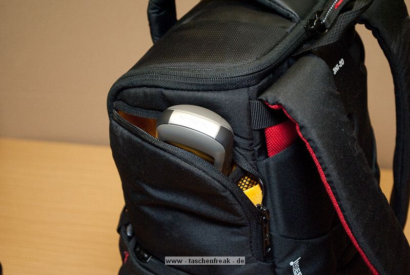 VERGLEICH: KATA 3N1-20 vs. KATA 3N1-30\n\nFoto und Kommentar von Taschenfreak.de\n\nKommentar:\n\nDetailtexte und Beschreibungen findet Ihr in den jeweiligen Galerien der beiden Modelle auf Taschenfreak.de.\n\nMan sieht den Grenunterschied schon arg so das beide auch in einem Haushalt durchaus Ihre daseinsberechtigung haben.\n\nWer ein Nikon 70-200 2.8 mit Geli verstauen mchte neben einer groen Cam wie der Nikon D3 oder der Canon 1er Serie ist mit dem 3N1-30 besser beraten. Wer das 2.8er Monster 70-200 nicht unterwegs braucht kann auch mit einer der groen Proficams beruhigt zum 3N1-20 greifen.\n\nWir hoffen der Vergleich hilft Euch!\n\nEuer Taschenfreak\n\nJrg Langer\nwww.taschenfreak.de