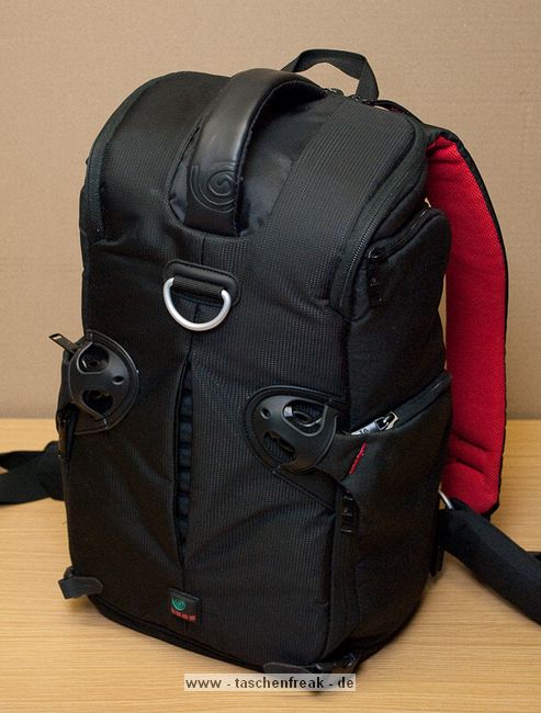 VERGLEICH: KATA 3N1-20 vs. KATA 3N1-30\n\nFoto und Kommentar von Taschenfreak.de\n\nKommentar:\n\nDetailtexte und Beschreibungen findet Ihr in den jeweiligen Galerien der beiden Modelle auf Taschenfreak.de.\n\nMan sieht den Grenunterschied schon arg so das beide auch in einem Haushalt durchaus Ihre daseinsberechtigung haben.\n\nWer ein Nikon 70-200 2.8 mit Geli verstauen mchte neben einer groen Cam wie der Nikon D3 oder der Canon 1er Serie ist mit dem 3N1-30 besser beraten. Wer das 2.8er Monster 70-200 nicht unterwegs braucht kann auch mit einer der groen Proficams beruhigt zum 3N1-20 greifen.\n\nWir hoffen der Vergleich hilft Euch!\n\nEuer Taschenfreak\n\nJrg Langer\nwww.taschenfreak.de