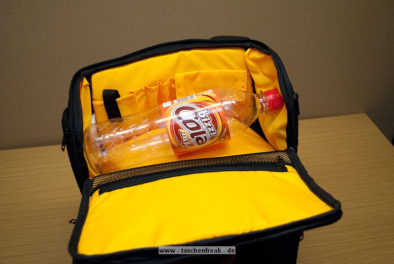 VERGLEICH: KATA 3N1-20 vs. KATA 3N1-30\n\nFoto und Kommentar von Taschenfreak.de\n\nKommentar:\n\nDetailtexte und Beschreibungen findet Ihr in den jeweiligen Galerien der beiden Modelle auf Taschenfreak.de.\n\nMan sieht den Grenunterschied schon arg so das beide auch in einem Haushalt durchaus Ihre daseinsberechtigung haben.\n\nWer ein Nikon 70-200 2.8 mit Geli verstauen mchte neben einer groen Cam wie der Nikon D3 oder der Canon 1er Serie ist mit dem 3N1-30 besser beraten. Wer das 2.8er Monster 70-200 nicht unterwegs braucht kann auch mit einer der groen Proficams beruhigt zum 3N1-20 greifen.\n\nWir hoffen der Vergleich hilft Euch!\n\nEuer Taschenfreak\n\nJrg Langer\nwww.taschenfreak.de