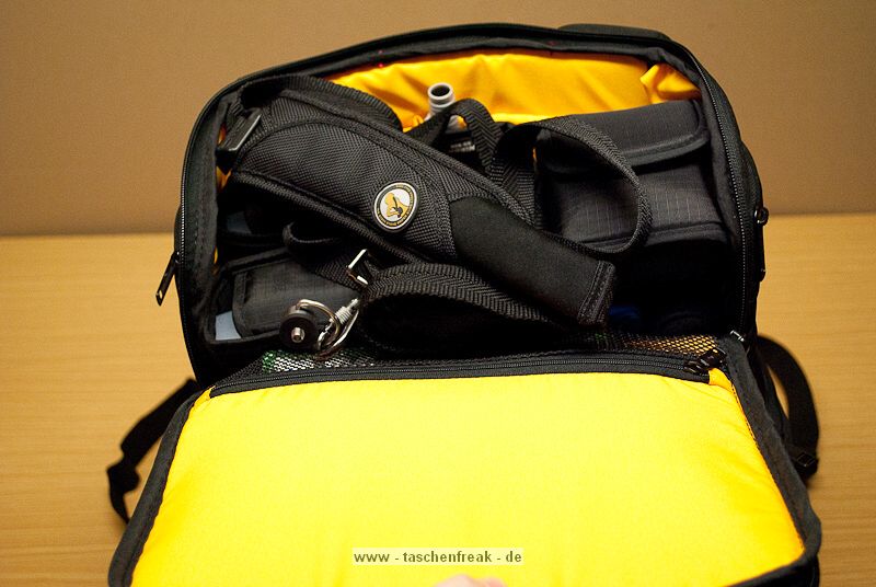 VERGLEICH: KATA 3N1-20 vs. KATA 3N1-30\n\nFoto und Kommentar von Taschenfreak.de\n\nKommentar:\n\nDetailtexte und Beschreibungen findet Ihr in den jeweiligen Galerien der beiden Modelle auf Taschenfreak.de.\n\nMan sieht den Grenunterschied schon arg so das beide auch in einem Haushalt durchaus Ihre daseinsberechtigung haben.\n\nWer ein Nikon 70-200 2.8 mit Geli verstauen mchte neben einer groen Cam wie der Nikon D3 oder der Canon 1er Serie ist mit dem 3N1-30 besser beraten. Wer das 2.8er Monster 70-200 nicht unterwegs braucht kann auch mit einer der groen Proficams beruhigt zum 3N1-20 greifen.\n\nWir hoffen der Vergleich hilft Euch!\n\nEuer Taschenfreak\n\nJrg Langer\nwww.taschenfreak.de