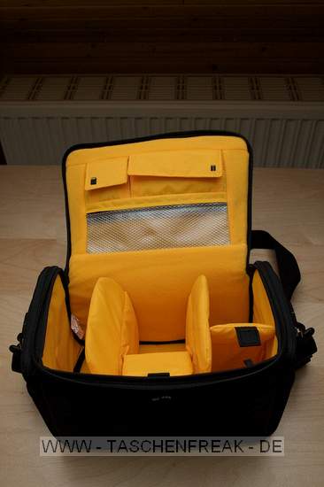 KATA DC-445\n\nFoto und Text von einem Anonymen User - VIELEN DANK!\n\nKommentar:\n\nKata DC 445\n\nDa ich sowohl einen großen Rucksack (Lowepro Mini Trekker AW), als eine (sehr) kleine Tasche (Lowepro Rezo 170AW) habe, suchte ich eine Tasche für ein oder zwei Gehäuse mit 3 bis 4  Objektiven von 28mm bis 135mm Brennweite. Fast jeder Hersteller bietet in diesem Segment eine Lösung an.\nDie Kata DC 445 ist kein Platzwunder mit unzähligen Täschchen, wie man es von Lowepro kennt, das muss sie aufgrund meiner gestellten Anforderungen auch nicht sein. Sie bietet lediglich im Deckel und in zwei weiteren Taschen an den Kopfenden Platz, um Zubehör zu verstauen.  \nDas Bild mit dem 300er zeigt, wie viel Platz die Tasche bietet. Wie die Fotos zeigen, passen in die Tasche zwei Gehäuse, mehrere Objektive und Zubehör (10KB Filme). Was die Fotos allerdings nicht zeigen ist, dass der von mir verwendeten Packweise das oben auf liegende Gehäuse mit angesetztem Objektiv nicht ganz in die Tasche passen, der Deckel also etwas über das Gehäuse "gezerrt" werden muss. Dabei sollte die Kamera unbedingt mit einem Tuch abgedeckt werden, da sonst der Reisverschluss das Display zu zerkratzen droht, da er ungeschützt ist (Ich denke hier hätte Lowepro eine bessere Lösung angeboten).\nAuch ist die Anbringung der Kopftaschen problematisch, weil die Gurte über die Tasche gelegt wurden und somit bei hohem Gewicht der Tasche die Kopftaschen zusammengedrückt werden. Im Gebrauch könnten diese also nur schwer zu öffnen sein.\nDie Tasche wiegt mit dem gezeigten Inhalt 5.3 Kilo, die sich noch bequem tragen ließen, auf längere Wanderungen ist die Tasche jedoch nicht einsetzen, hier sollte ein Rucksack bevorzugt werden.\n\nNachtrag: Aufgrund der von mir genannten Mängeln habe ich auf die Lowepro Nova 190AW zurückgegriffen, sie bietet die selben Eigenschaften wie die DC 445, jedoch ohne die Mängel zu einem Aufpreis von ca. 20€.