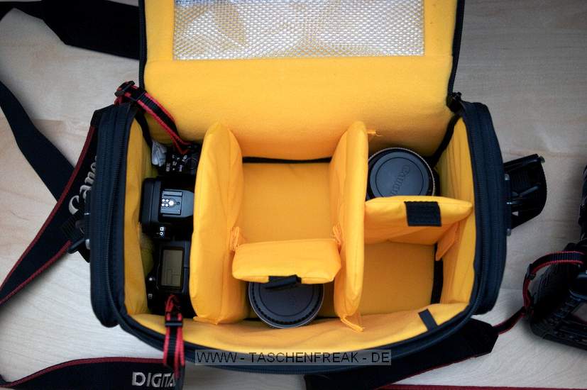 KATA DC-445\n\nFoto und Text von einem Anonymen User - VIELEN DANK!\n\nKommentar:\n\nKata DC 445\n\nDa ich sowohl einen groen Rucksack (Lowepro Mini Trekker AW), als eine (sehr) kleine Tasche (Lowepro Rezo 170AW) habe, suchte ich eine Tasche fr ein oder zwei Gehuse mit 3 bis 4  Objektiven von 28mm bis 135mm Brennweite. Fast jeder Hersteller bietet in diesem Segment eine Lsung an.\nDie Kata DC 445 ist kein Platzwunder mit unzhligen Tschchen, wie man es von Lowepro kennt, das muss sie aufgrund meiner gestellten Anforderungen auch nicht sein. Sie bietet lediglich im Deckel und in zwei weiteren Taschen an den Kopfenden Platz, um Zubehr zu verstauen.  \nDas Bild mit dem 300er zeigt, wie viel Platz die Tasche bietet. Wie die Fotos zeigen, passen in die Tasche zwei Gehuse, mehrere Objektive und Zubehr (10KB Filme). Was die Fotos allerdings nicht zeigen ist, dass der von mir verwendeten Packweise das oben auf liegende Gehuse mit angesetztem Objektiv nicht ganz in die Tasche passen, der Deckel also etwas ber das Gehuse "gezerrt" werden muss. Dabei sollte die Kamera unbedingt mit einem Tuch abgedeckt werden, da sonst der Reisverschluss das Display zu zerkratzen droht, da er ungeschtzt ist (Ich denke hier htte Lowepro eine bessere Lsung angeboten).\nAuch ist die Anbringung der Kopftaschen problematisch, weil die Gurte ber die Tasche gelegt wurden und somit bei hohem Gewicht der Tasche die Kopftaschen zusammengedrckt werden. Im Gebrauch knnten diese also nur schwer zu ffnen sein.\nDie Tasche wiegt mit dem gezeigten Inhalt 5.3 Kilo, die sich noch bequem tragen lieen, auf lngere Wanderungen ist die Tasche jedoch nicht einsetzen, hier sollte ein Rucksack bevorzugt werden.\n\nNachtrag: Aufgrund der von mir genannten Mngeln habe ich auf die Lowepro Nova 190AW zurckgegriffen, sie bietet die selben Eigenschaften wie die DC 445, jedoch ohne die Mngel zu einem Aufpreis von ca. 20.