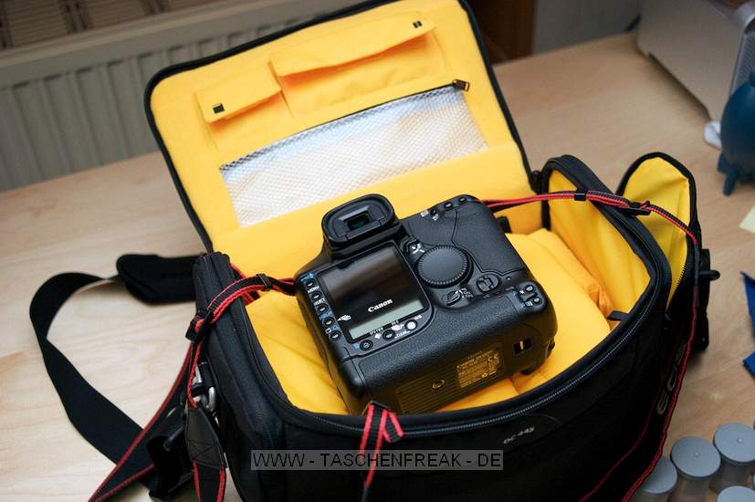 KATA DC-445\n\nFoto und Text von einem Anonymen User - VIELEN DANK!\n\nKommentar:\n\nKata DC 445\n\nDa ich sowohl einen großen Rucksack (Lowepro Mini Trekker AW), als eine (sehr) kleine Tasche (Lowepro Rezo 170AW) habe, suchte ich eine Tasche für ein oder zwei Gehäuse mit 3 bis 4  Objektiven von 28mm bis 135mm Brennweite. Fast jeder Hersteller bietet in diesem Segment eine Lösung an.\nDie Kata DC 445 ist kein Platzwunder mit unzähligen Täschchen, wie man es von Lowepro kennt, das muss sie aufgrund meiner gestellten Anforderungen auch nicht sein. Sie bietet lediglich im Deckel und in zwei weiteren Taschen an den Kopfenden Platz, um Zubehör zu verstauen.  \nDas Bild mit dem 300er zeigt, wie viel Platz die Tasche bietet. Wie die Fotos zeigen, passen in die Tasche zwei Gehäuse, mehrere Objektive und Zubehör (10KB Filme). Was die Fotos allerdings nicht zeigen ist, dass der von mir verwendeten Packweise das oben auf liegende Gehäuse mit angesetztem Objektiv nicht ganz in die Tasche passen, der Deckel also etwas über das Gehäuse "gezerrt" werden muss. Dabei sollte die Kamera unbedingt mit einem Tuch abgedeckt werden, da sonst der Reisverschluss das Display zu zerkratzen droht, da er ungeschützt ist (Ich denke hier hätte Lowepro eine bessere Lösung angeboten).\nAuch ist die Anbringung der Kopftaschen problematisch, weil die Gurte über die Tasche gelegt wurden und somit bei hohem Gewicht der Tasche die Kopftaschen zusammengedrückt werden. Im Gebrauch könnten diese also nur schwer zu öffnen sein.\nDie Tasche wiegt mit dem gezeigten Inhalt 5.3 Kilo, die sich noch bequem tragen ließen, auf längere Wanderungen ist die Tasche jedoch nicht einsetzen, hier sollte ein Rucksack bevorzugt werden.\n\nNachtrag: Aufgrund der von mir genannten Mängeln habe ich auf die Lowepro Nova 190AW zurückgegriffen, sie bietet die selben Eigenschaften wie die DC 445, jedoch ohne die Mängel zu einem Aufpreis von ca. 20€.