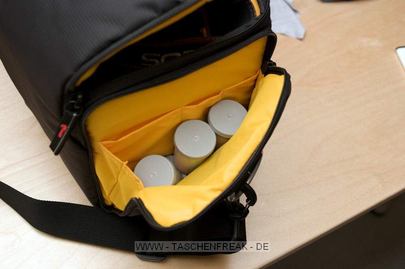 KATA DC-445\n\nFoto und Text von einem Anonymen User - VIELEN DANK!\n\nKommentar:\n\nKata DC 445\n\nDa ich sowohl einen großen Rucksack (Lowepro Mini Trekker AW), als eine (sehr) kleine Tasche (Lowepro Rezo 170AW) habe, suchte ich eine Tasche für ein oder zwei Gehäuse mit 3 bis 4  Objektiven von 28mm bis 135mm Brennweite. Fast jeder Hersteller bietet in diesem Segment eine Lösung an.\nDie Kata DC 445 ist kein Platzwunder mit unzähligen Täschchen, wie man es von Lowepro kennt, das muss sie aufgrund meiner gestellten Anforderungen auch nicht sein. Sie bietet lediglich im Deckel und in zwei weiteren Taschen an den Kopfenden Platz, um Zubehör zu verstauen.  \nDas Bild mit dem 300er zeigt, wie viel Platz die Tasche bietet. Wie die Fotos zeigen, passen in die Tasche zwei Gehäuse, mehrere Objektive und Zubehör (10KB Filme). Was die Fotos allerdings nicht zeigen ist, dass der von mir verwendeten Packweise das oben auf liegende Gehäuse mit angesetztem Objektiv nicht ganz in die Tasche passen, der Deckel also etwas über das Gehäuse "gezerrt" werden muss. Dabei sollte die Kamera unbedingt mit einem Tuch abgedeckt werden, da sonst der Reisverschluss das Display zu zerkratzen droht, da er ungeschützt ist (Ich denke hier hätte Lowepro eine bessere Lösung angeboten).\nAuch ist die Anbringung der Kopftaschen problematisch, weil die Gurte über die Tasche gelegt wurden und somit bei hohem Gewicht der Tasche die Kopftaschen zusammengedrückt werden. Im Gebrauch könnten diese also nur schwer zu öffnen sein.\nDie Tasche wiegt mit dem gezeigten Inhalt 5.3 Kilo, die sich noch bequem tragen ließen, auf längere Wanderungen ist die Tasche jedoch nicht einsetzen, hier sollte ein Rucksack bevorzugt werden.\n\nNachtrag: Aufgrund der von mir genannten Mängeln habe ich auf die Lowepro Nova 190AW zurückgegriffen, sie bietet die selben Eigenschaften wie die DC 445, jedoch ohne die Mängel zu einem Aufpreis von ca. 20€.