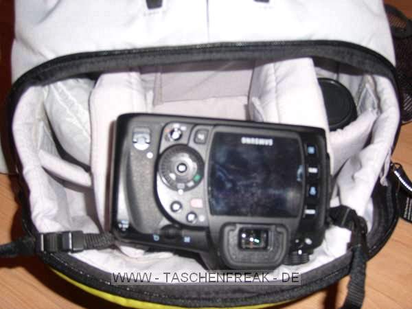 KATA DR-465\n\nFoto und Text von Till Borngesser - VIELEN DANK!\n\nKommentar:\n\nHallo!\n\nHeute kam endlich mein Kata DR-465 in wei�-gelb.\n\nIm Anhang ein paar Bilder, die ihr gerne auf eurer Seite ver�ffentlichen k�nnt. Leider sind die Bilder net so toll, da sie nur mit der kleinen Cam gemacht wurden.\n\nAls Kamera auf den Fotos wurde jeweils eine Samsung GX10 mit Tamron 18-250 verwendet. Als zus�tzliches Objektiv liegt dann noch das Kit-Objektiv 18-55mm im Kamerafach.\nDie Flasche ist eine 0,5l Flasche, dies ist auch die maximale Gr��e, welche in die Netztasche an der Seite passt.\n\nBeim Rucksack war eine Regenh�lle in grau dabei.\n\nFinde die Seite �brigens Klasse, macht weiter so.\n\nViele Gr��e\n\nTill Borngesser