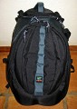 KATA HB-207\n\nFoto von Michael Reiff - VIELEN DANK!\n\nKommentar des Nutzers:\n\nGroesszuegig gepackt ohne irgendwtwas quetschen zu muessen.\n\nBeladung ist, glaube ich ersichtlich.\n\nder Rucksack verfuegt ueber ein Laptopfach fuer 17" incl. eines anklettbaren Behaelters fuer 8 CD/DVD und eines Teilers.\n\nDas abgebildete Zubehoer von oben nach unten:\n\nZusatzlicher Stativhalter, kann in der Mitte/aussen am Rucksack angebracht werden, damit das Stativ mittig getragen werden kann. Ragt dann aber nach unten aus (wie beim Lowe Pro Compu Trekker)\nDas Stativ kann aber seitlich am Rucksack in den offenen Taschen bequem angebracht werden (Strap liegt bei), die andere Tasche fasst dann eine Wasserflasche.\n\n2 Straps, damit koennen die mitgelieferten Kamerahalterungen zu einem Nackenband verbunden werden.\n\nZwei klettbare Zubehoerbeutel und rechts das ist die mitgelieferte Regenhuelle.\n\nDarunter sind die Kamerastrapsr, sie werden an der Kamera (wie Euer Nackengurt) befestigt und mit Hilfe von 2 Karabinern an den Trageriemen des Rucksacks befestigt,\nsomit haengt die Kamera vor dem Bauch, aber am Rucksack (was immer das auch bringen mag).\n\nDer Rucksack wiegt leer 3,7 kgs mit allem mitgelieferten Zubehoer. Aufgrund seiner Verstellmeoglichkeiten in der Hoehe, auch fuer grosse Leute bequem zu tragen. Der Beckengurt verfuegt\nuber zwei Falten, somit kann er komplett weggeklappt werden, kann aber auch ganz aus der Halterung genommen werden.\n\nEs gibt auch Minuspunkte: Der Handgriff ist an der oberen Klappe befestigt und somit wird der Rucksack vom Reissverschluss getragen...ich werde Ihn wohl direkt abmachen, damit man nicht in Versuchung kommt.\nda sollte Kata nochmals nachbessern.
