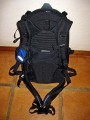 KATA HB-207\n\nFoto von Michael Reiff - VIELEN DANK!\n\nKommentar des Nutzers:\n\nGroesszuegig gepackt ohne irgendwtwas quetschen zu muessen.\n\nBeladung ist, glaube ich ersichtlich.\n\nder Rucksack verfuegt ueber ein Laptopfach fuer 17" incl. eines anklettbaren Behaelters fuer 8 CD/DVD und eines Teilers.\n\nDas abgebildete Zubehoer von oben nach unten:\n\nZusatzlicher Stativhalter, kann in der Mitte/aussen am Rucksack angebracht werden, damit das Stativ mittig getragen werden kann. Ragt dann aber nach unten aus (wie beim Lowe Pro Compu Trekker)\nDas Stativ kann aber seitlich am Rucksack in den offenen Taschen bequem angebracht werden (Strap liegt bei), die andere Tasche fasst dann eine Wasserflasche.\n\n2 Straps, damit koennen die mitgelieferten Kamerahalterungen zu einem Nackenband verbunden werden.\n\nZwei klettbare Zubehoerbeutel und rechts das ist die mitgelieferte Regenhuelle.\n\nDarunter sind die Kamerastrapsr, sie werden an der Kamera (wie Euer Nackengurt) befestigt und mit Hilfe von 2 Karabinern an den Trageriemen des Rucksacks befestigt,\nsomit haengt die Kamera vor dem Bauch, aber am Rucksack (was immer das auch bringen mag).\n\nDer Rucksack wiegt leer 3,7 kgs mit allem mitgelieferten Zubehoer. Aufgrund seiner Verstellmeoglichkeiten in der Hoehe, auch fuer grosse Leute bequem zu tragen. Der Beckengurt verfuegt\nuber zwei Falten, somit kann er komplett weggeklappt werden, kann aber auch ganz aus der Halterung genommen werden.\n\nEs gibt auch Minuspunkte: Der Handgriff ist an der oberen Klappe befestigt und somit wird der Rucksack vom Reissverschluss getragen...ich werde Ihn wohl direkt abmachen, damit man nicht in Versuchung kommt.\nda sollte Kata nochmals nachbessern.