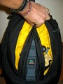 KATA HB-207\n\nFoto von Michael Reiff - VIELEN DANK!\n\nKommentar des Nutzers:\n\nGroesszuegig gepackt ohne irgendwtwas quetschen zu muessen.\n\nBeladung ist, glaube ich ersichtlich.\n\nder Rucksack verfuegt ueber ein Laptopfach fuer 17" incl. eines anklettbaren Behaelters fuer 8 CD/DVD und eines Teilers.\n\nDas abgebildete Zubehoer von oben nach unten:\n\nZusatzlicher Stativhalter, kann in der Mitte/aussen am Rucksack angebracht werden, damit das Stativ mittig getragen werden kann. Ragt dann aber nach unten aus (wie beim Lowe Pro Compu Trekker)\nDas Stativ kann aber seitlich am Rucksack in den offenen Taschen bequem angebracht werden (Strap liegt bei), die andere Tasche fasst dann eine Wasserflasche.\n\n2 Straps, damit koennen die mitgelieferten Kamerahalterungen zu einem Nackenband verbunden werden.\n\nZwei klettbare Zubehoerbeutel und rechts das ist die mitgelieferte Regenhuelle.\n\nDarunter sind die Kamerastrapsr, sie werden an der Kamera (wie Euer Nackengurt) befestigt und mit Hilfe von 2 Karabinern an den Trageriemen des Rucksacks befestigt,\nsomit haengt die Kamera vor dem Bauch, aber am Rucksack (was immer das auch bringen mag).\n\nDer Rucksack wiegt leer 3,7 kgs mit allem mitgelieferten Zubehoer. Aufgrund seiner Verstellmeoglichkeiten in der Hoehe, auch fuer grosse Leute bequem zu tragen. Der Beckengurt verfuegt\nuber zwei Falten, somit kann er komplett weggeklappt werden, kann aber auch ganz aus der Halterung genommen werden.\n\nEs gibt auch Minuspunkte: Der Handgriff ist an der oberen Klappe befestigt und somit wird der Rucksack vom Reissverschluss getragen...ich werde Ihn wohl direkt abmachen, damit man nicht in Versuchung kommt.\nda sollte Kata nochmals nachbessern.