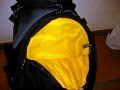 KATA HB-207\n\nFoto von Michael Reiff - VIELEN DANK!\n\nKommentar des Nutzers:\n\nGroesszuegig gepackt ohne irgendwtwas quetschen zu muessen.\n\nBeladung ist, glaube ich ersichtlich.\n\nder Rucksack verfuegt ueber ein Laptopfach fuer 17" incl. eines anklettbaren Behaelters fuer 8 CD/DVD und eines Teilers.\n\nDas abgebildete Zubehoer von oben nach unten:\n\nZusatzlicher Stativhalter, kann in der Mitte/aussen am Rucksack angebracht werden, damit das Stativ mittig getragen werden kann. Ragt dann aber nach unten aus (wie beim Lowe Pro Compu Trekker)\nDas Stativ kann aber seitlich am Rucksack in den offenen Taschen bequem angebracht werden (Strap liegt bei), die andere Tasche fasst dann eine Wasserflasche.\n\n2 Straps, damit koennen die mitgelieferten Kamerahalterungen zu einem Nackenband verbunden werden.\n\nZwei klettbare Zubehoerbeutel und rechts das ist die mitgelieferte Regenhuelle.\n\nDarunter sind die Kamerastrapsr, sie werden an der Kamera (wie Euer Nackengurt) befestigt und mit Hilfe von 2 Karabinern an den Trageriemen des Rucksacks befestigt,\nsomit haengt die Kamera vor dem Bauch, aber am Rucksack (was immer das auch bringen mag).\n\nDer Rucksack wiegt leer 3,7 kgs mit allem mitgelieferten Zubehoer. Aufgrund seiner Verstellmeoglichkeiten in der Hoehe, auch fuer grosse Leute bequem zu tragen. Der Beckengurt verfuegt\nuber zwei Falten, somit kann er komplett weggeklappt werden, kann aber auch ganz aus der Halterung genommen werden.\n\nEs gibt auch Minuspunkte: Der Handgriff ist an der oberen Klappe befestigt und somit wird der Rucksack vom Reissverschluss getragen...ich werde Ihn wohl direkt abmachen, damit man nicht in Versuchung kommt.\nda sollte Kata nochmals nachbessern.