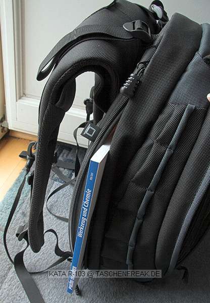 KATA R-103\n\nFoto von Sybille Moh - VIELEN DANK FR DEINE MHE!\n\nKommentar des Nutzers:\n\nHallo Jrg,\nanbei ein paar Zeilen zum kata R-103.\nDer kata R-103 ist im Prinzip das gleiche Modell wie der 102 nur hat der 103 noch eine Laptoptasche. Nicht, da ich stets ein Laptop mit mir herumtrage, aber in dieses Fach passt auch ein dnneres Buch (siehe Bild), oder Zeitschriften, ausbelichtete Fotos oderoderoder... also alles was platt ist oder sich flach zusammenlegen lsst. Durch dieses Fach ist er ca. 3cm dicker als der 102. Es trgt aber nicht sehr auf.\nDie ganz genauen Mae des Rucksackes lassen sich hier unter \nwww.kata-bags.com nachlesen. \nDer Rucksack macht einen stabilen und sehr sicheren Eindruck - das mag daran liegen, da der Hersteller kata u.a. ja auch kugelsichere Westen u.. herstellt. Also auch bei brgerkriegshnlichen Zustnden oder am 1. Mai knnte ich mich damit noch auf die Strae wagen... ;)\nDie Inneneinrichtung ist ebenfalls sehr gut gepolstert und die Trennwnde sind variabel. Reiverschlufcher fr Kleinkram sind ausreichend vorhanden. Dazu gibt es noch Netztaschen und ein stabiles *Kstchen* in das die Fe eines zusammengelegten und befestigten Stativs gesteckt werden knnen. \nAn den Schultergurten befinden sich zwei abnehmbare Bnder an denen man die Kamera befestigen kann, wenn man sie vor dem Bauch trgt, um Last vom Hals zu nehmen. Das Tragesystem an sich hat nochmal einen Neopreneinsatz oberhalb der Schulterbltter. Bei richtiger Einstellung entlastet es zustzlich. Ich hatte zum Testen insgesamt 8 Kilo *geladen* und es war noch immer ertrglich . \nDie Kamera passt sehr gut in den Rucksack - Kameras mit Batteriegriff sollten ebenfalls gut hineinpassen. Einer der ausschlaggebenden Punkte fr mich, diesen Rucksack zu erwerben war der Schnellzugriff (siehe Bild). Er ermglicht die Kamera mit dem aktuell angesetzten Objektiv zu entnehmen ohne den ganzen Rucksack ffnen zu mssen. \nAn den Seiten des Rucksackes befinden sich diverse Schlaufen, an denen man alles mgliche befestigen kann. \nachja, einen Wetterschutz hat er natrlich auch.... \n \nviele Gre\nSybille